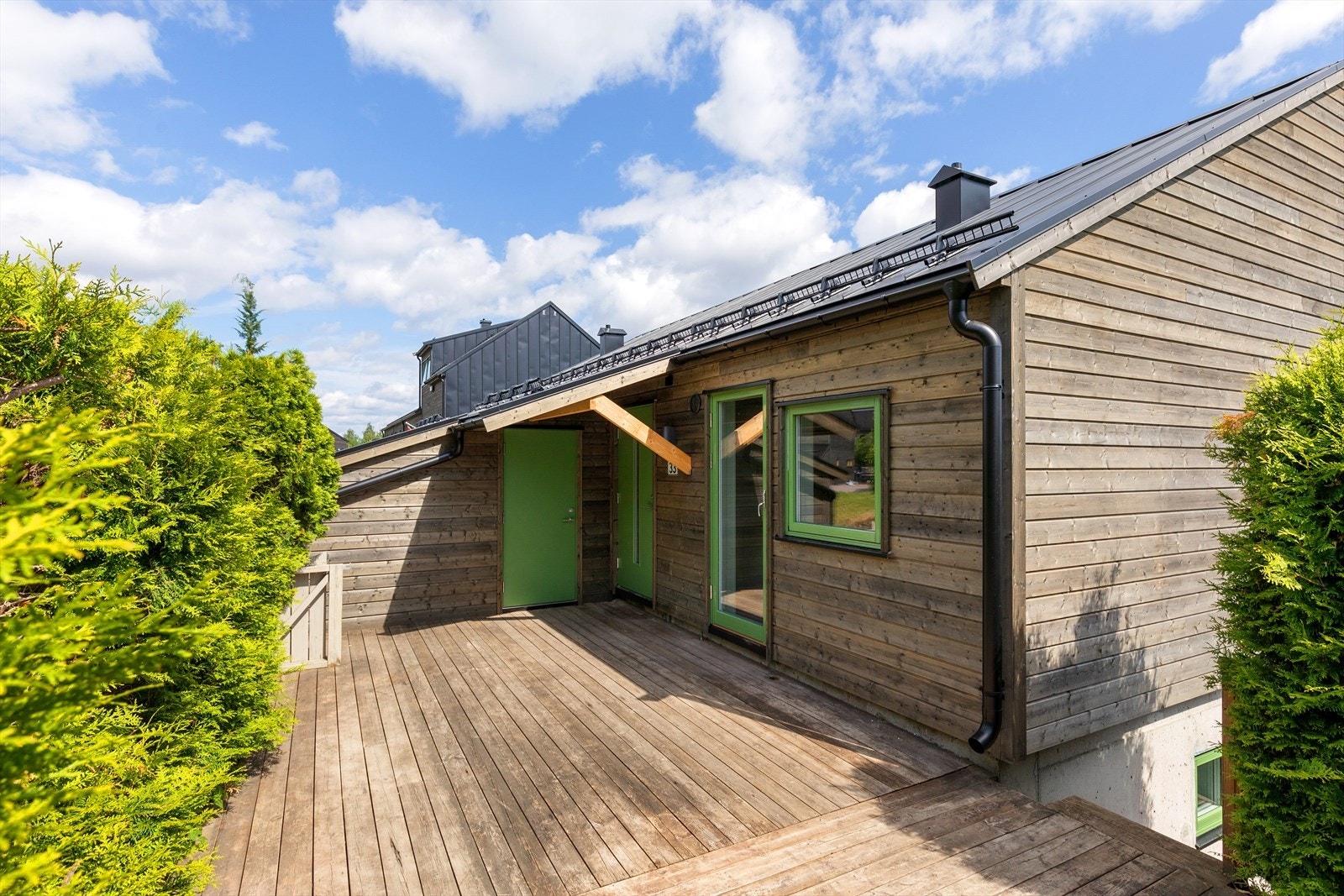 Stor usjenrt uteplass med plass til hagemøbler og stor grill Galleribilde