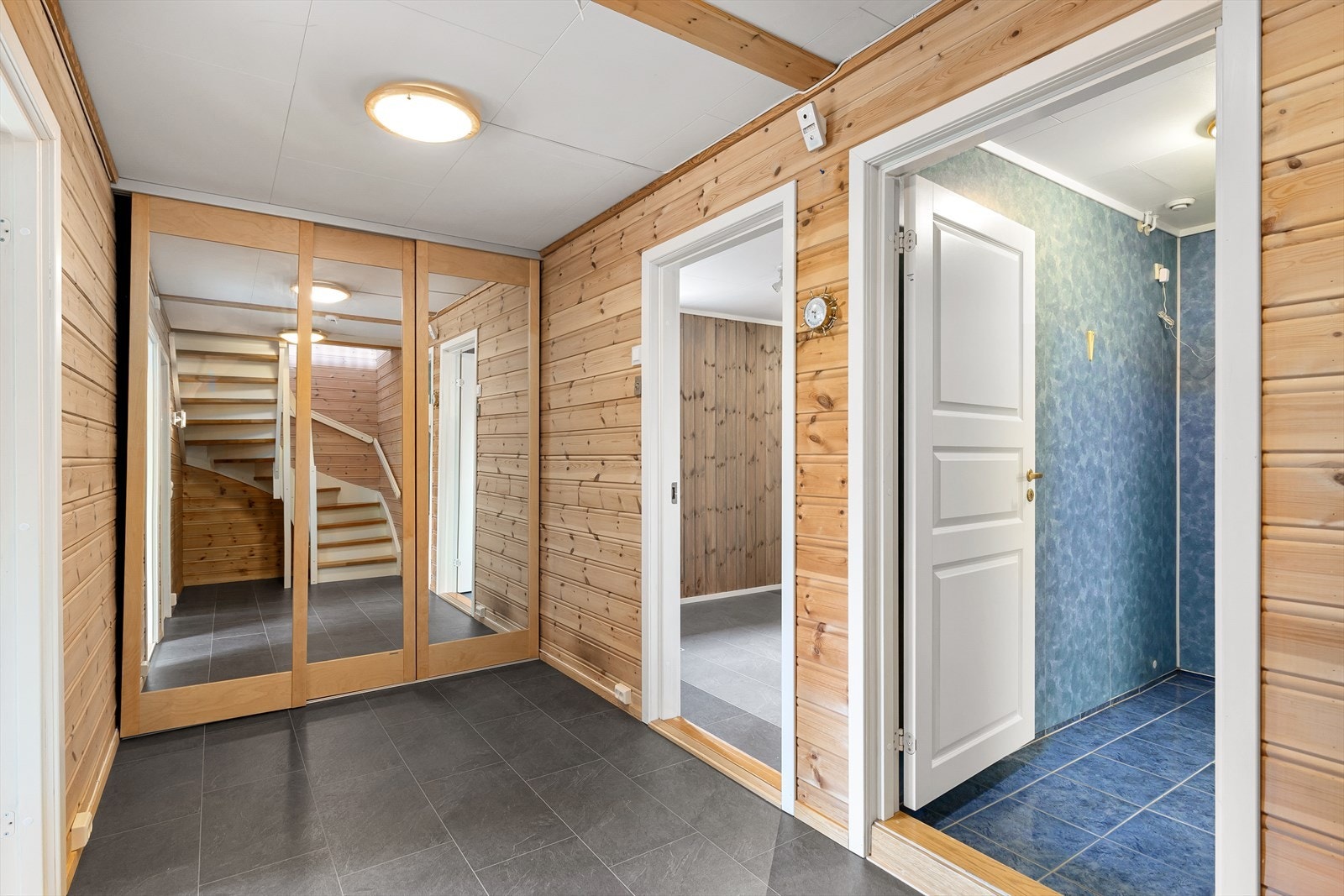 U.etasjen inneholder bad, vaskerom, 2 soverom og bod Galleribilde