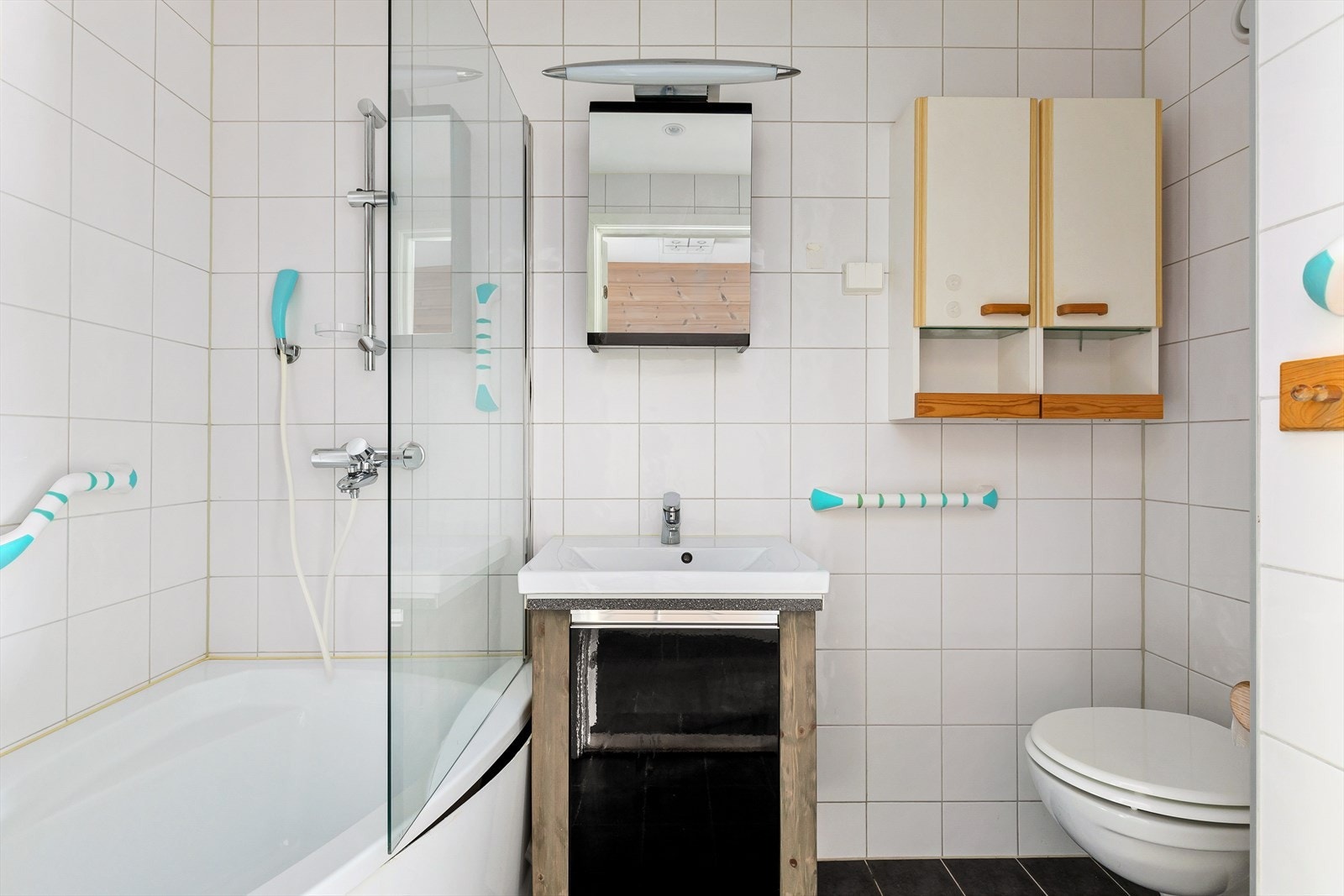 Flislagt bad med malte plater i tak med innfelte downlights Galleribilde