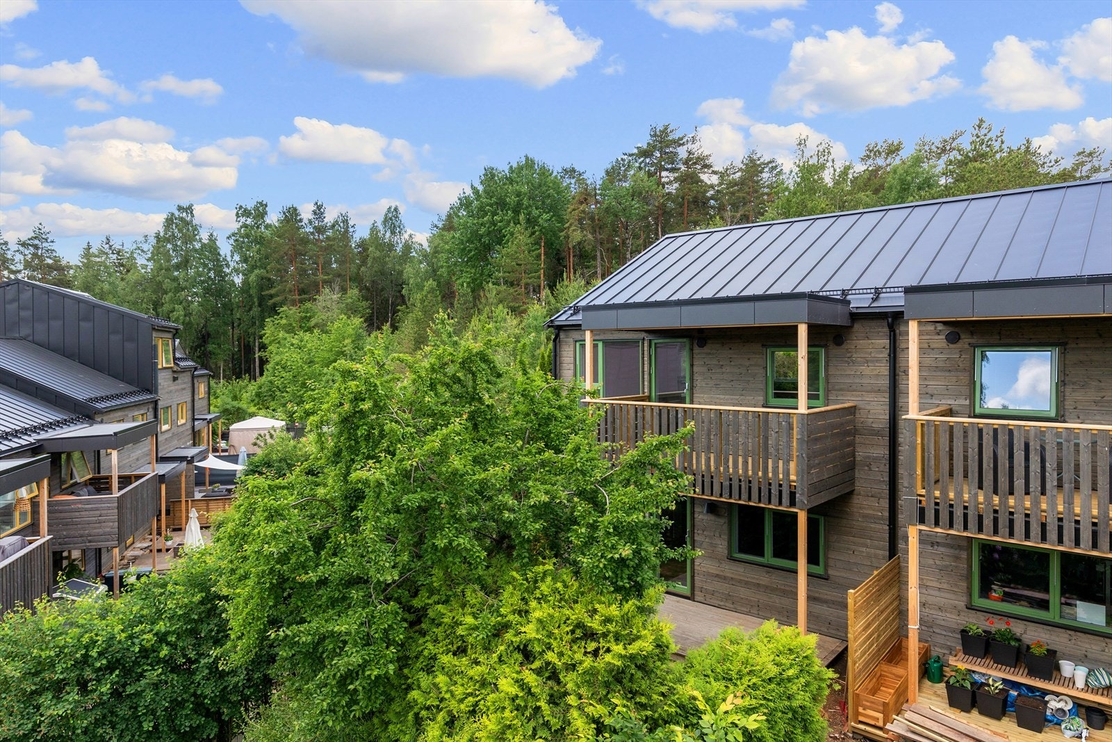 Ny, stor solrik balkong med tak Galleribilde