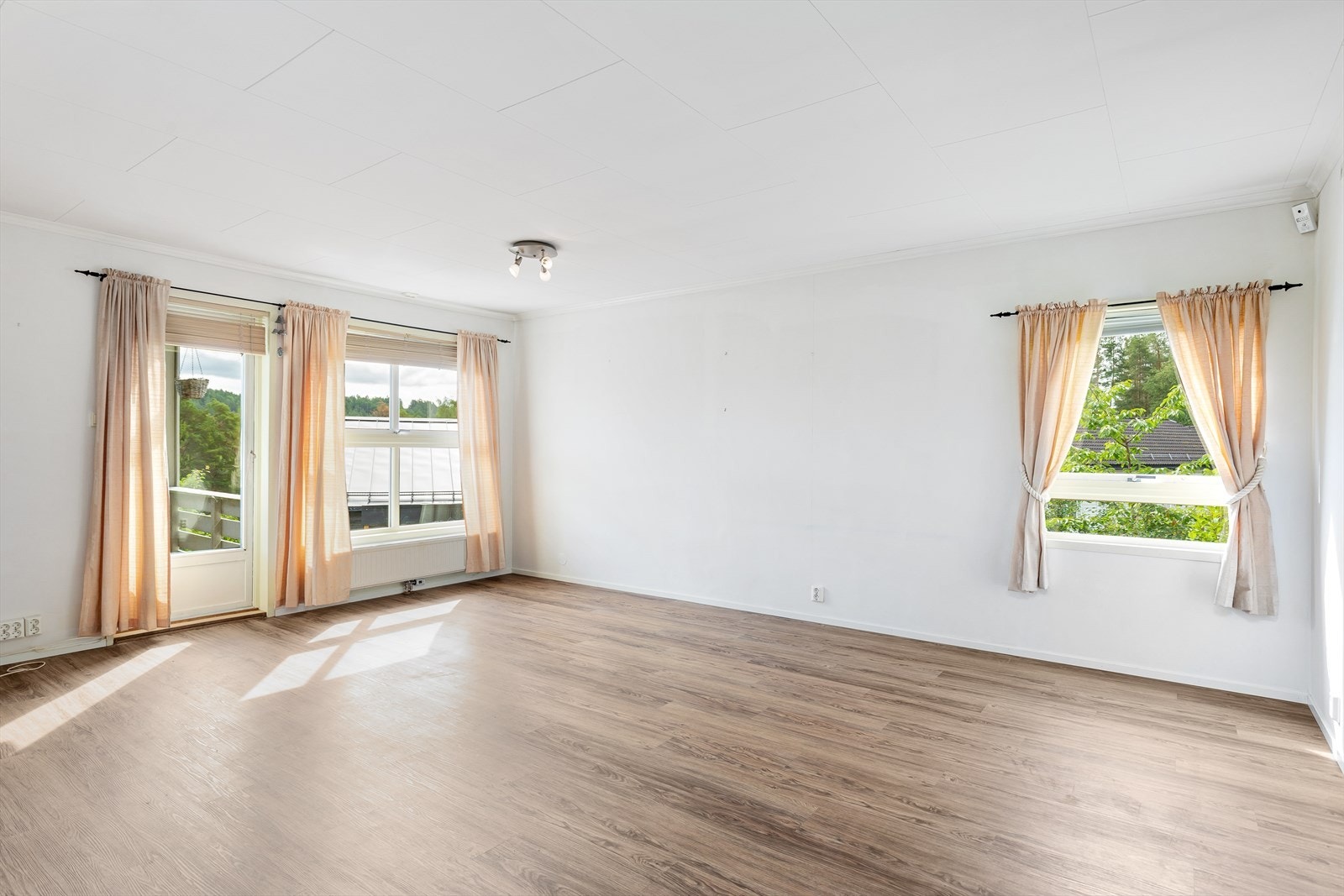 Stuen oppleves lys og innbydende med utgang til stor, ny balkong Galleribilde