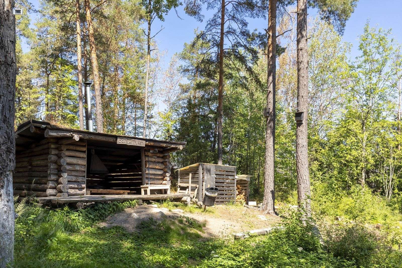 Gapahuken som ligger kun ett kraftig steinkast fra vår bolig Galleribilde