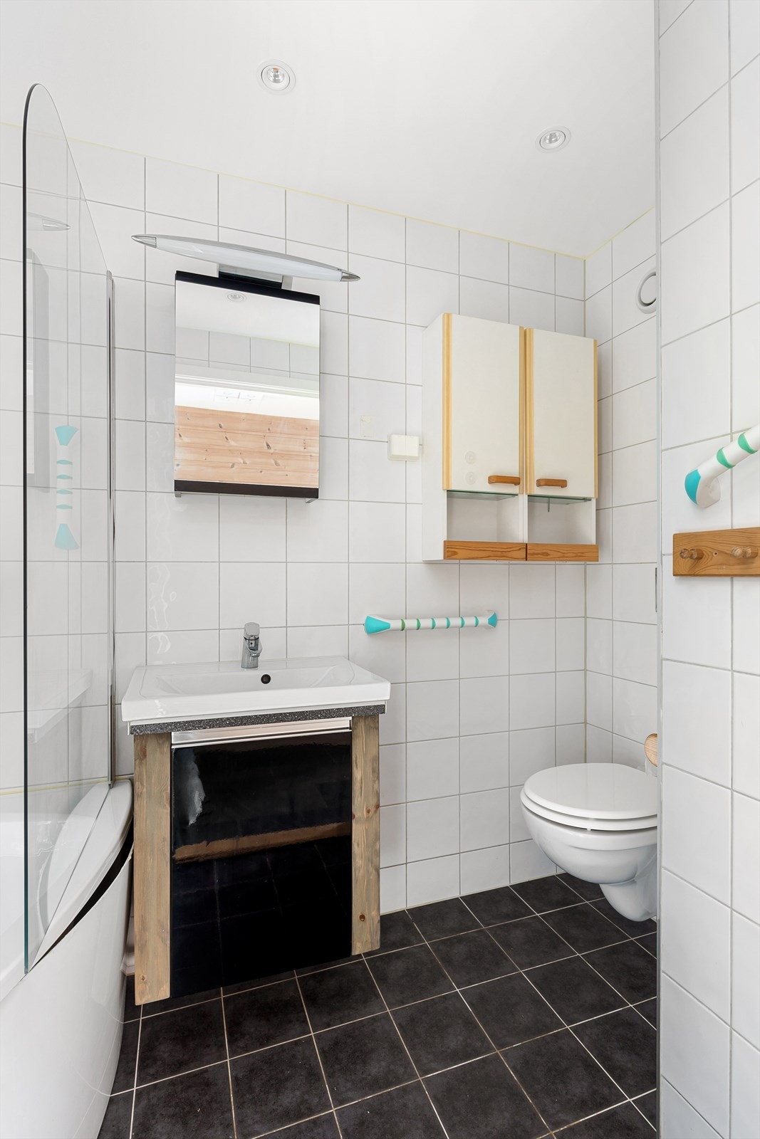 Rommet er innredet med badekar, servant nedsenket i innredning og toalett Galleribilde