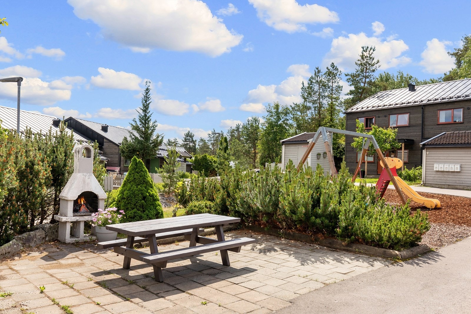 Uteplass i nærheten. Vårt rekkehus ligger i bakkant mot skogen Galleribilde