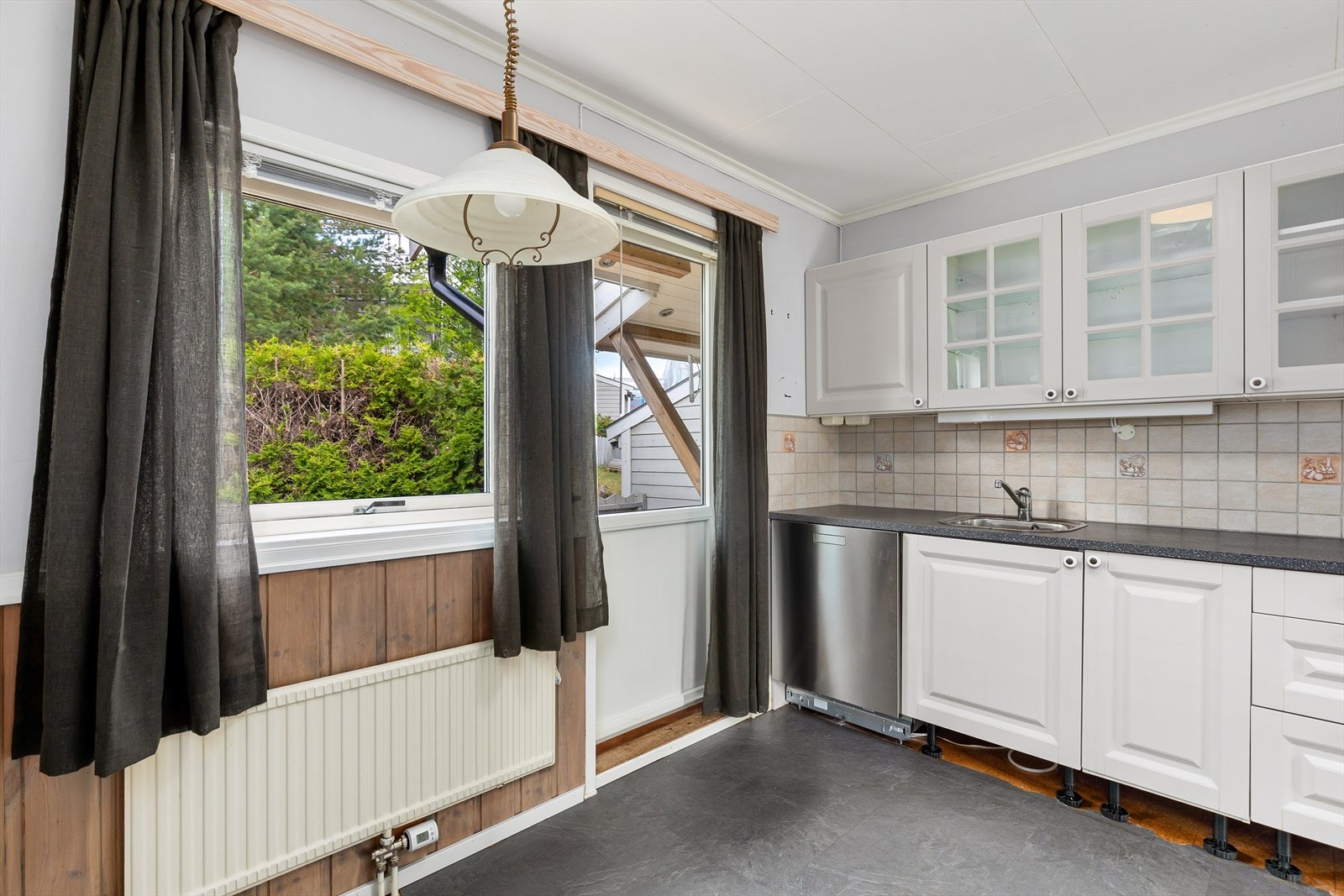 Benkeplaten er av laminat. Kjøkkenet har innredning med profilerte fronter. Galleribilde