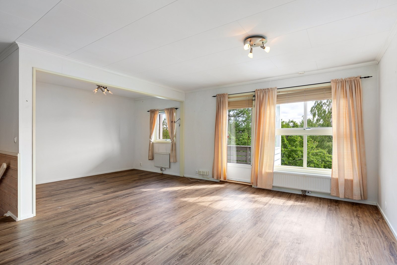 Stue med utgang til ny solrik balkong. Opprinnelig var det soverom der det nå er vinkelstue. Galleribilde