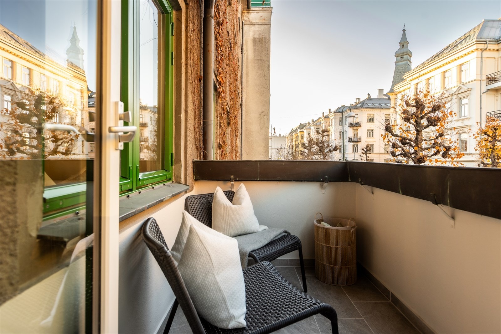 Flislagt balkong på ca. 4 kvm som fungerer som et deilig, privat uterom med plass til både en liten sittegruppe og grønne innslag. Balkongen ble oppgradert i 2025 med ny balkongdør. Galleribilde