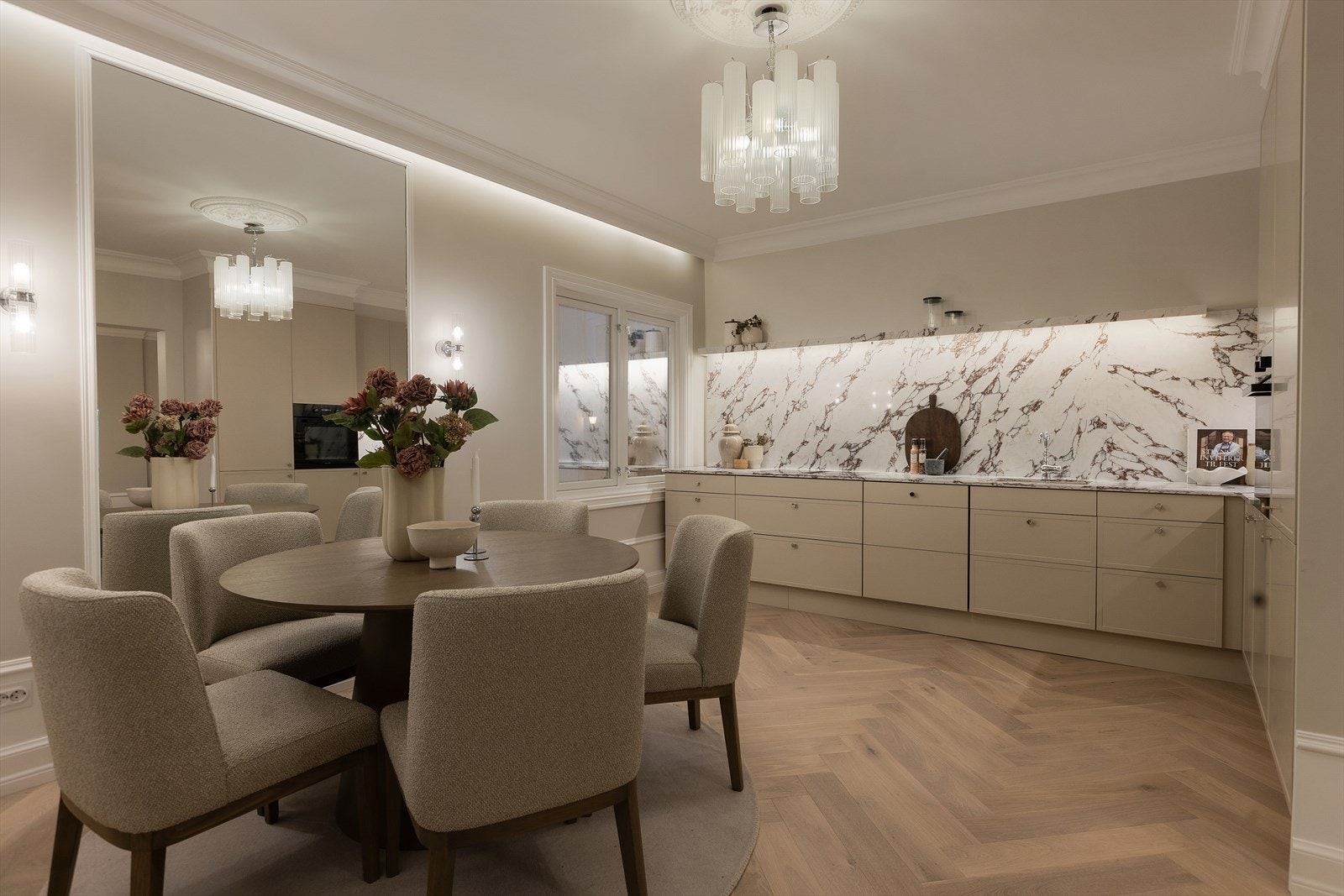 Velkommen til Løvenskiolds gate 11B - En stilren og totaloppusset 102 kvm leilighet med store vindusflater, balkong og høykvalitets innredning. Presentert av Vemund V. Thorkildsen. Galleribilde