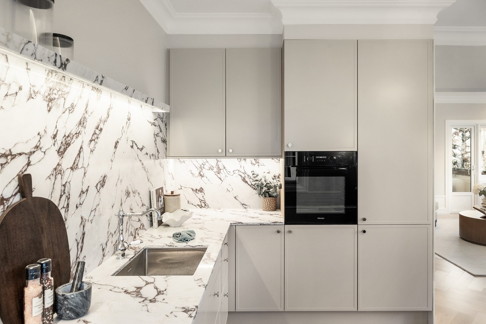 God skapplass med snekkerbygde fronter og gjennomgående lekre materialvalg. Galleribilde