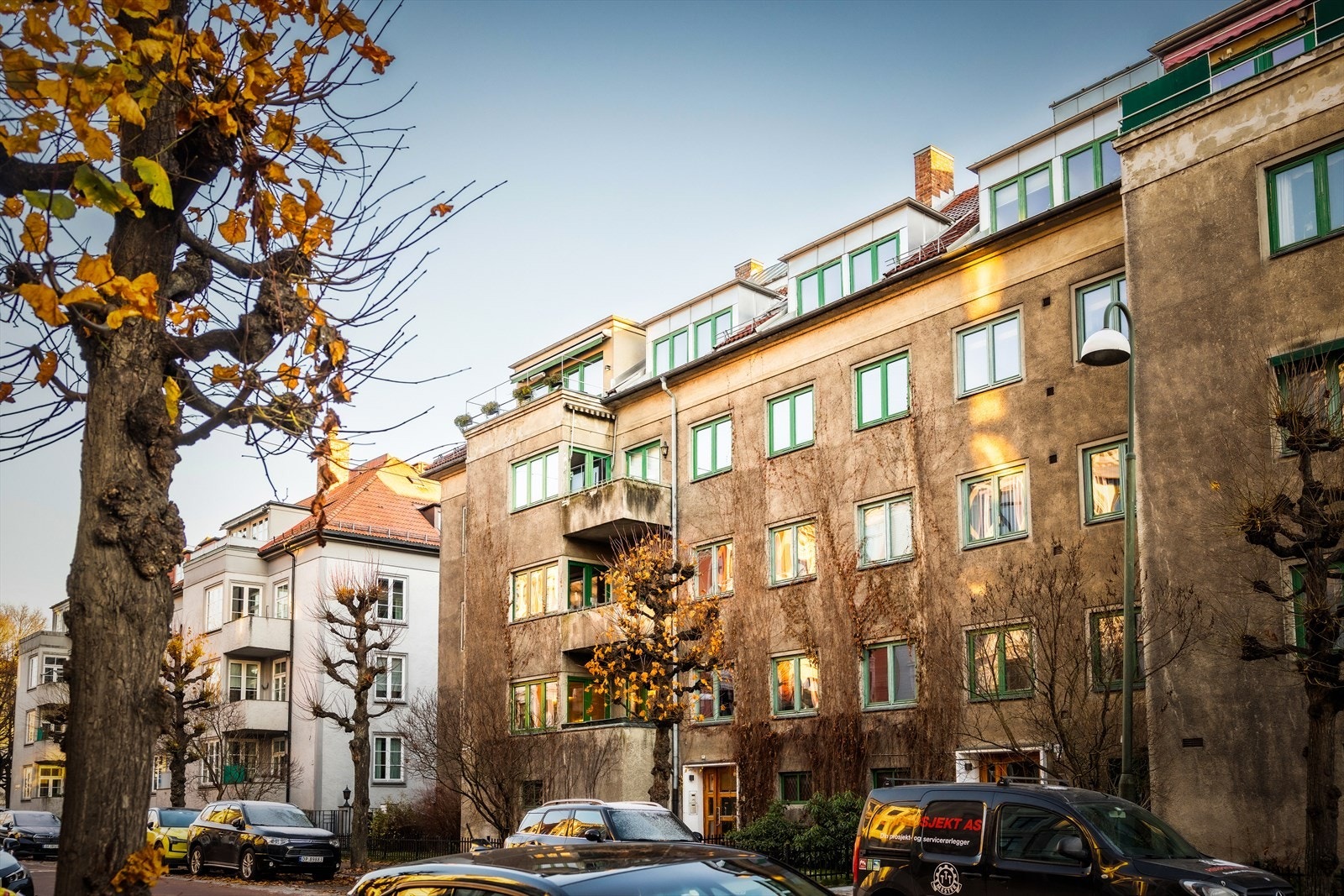 Løvenskiolds gate har en svært sentral og attraktiv beliggenhet på Briskeby. Her bor du i hjertet av byen, men likevel i et rolig og skjermet område. Dagligvarebutikker som KIWI og Rema 1000 ligger rett i nærheten. Galleribilde