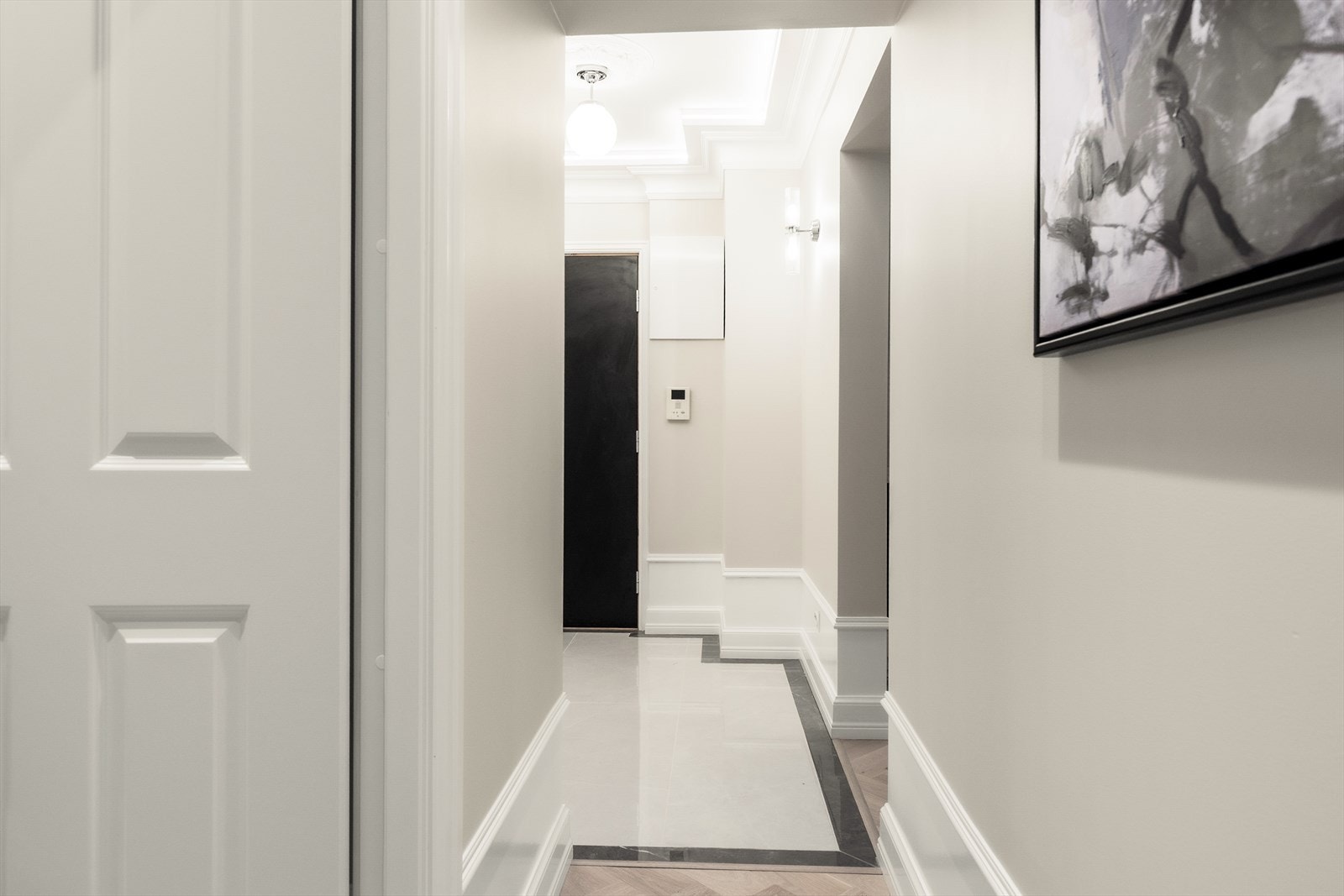 Lys og innbydende entré med flislagt gulv og gulvvarme. Galleribilde