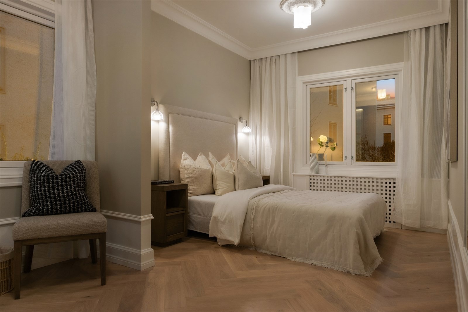 Romslig og rolig beliggende soverom med ny radiator, fiskebensparkett og gulvvarme. Galleribilde