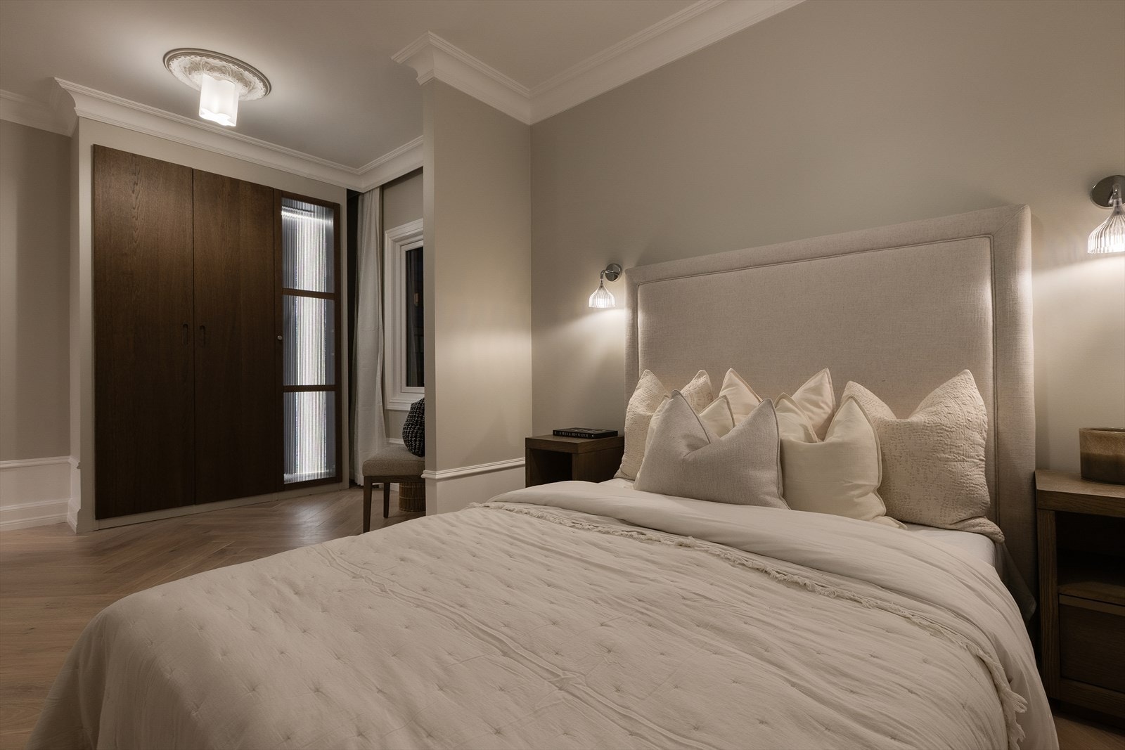 Store snekkerbygde garderobeskap i full høyde. Galleribilde