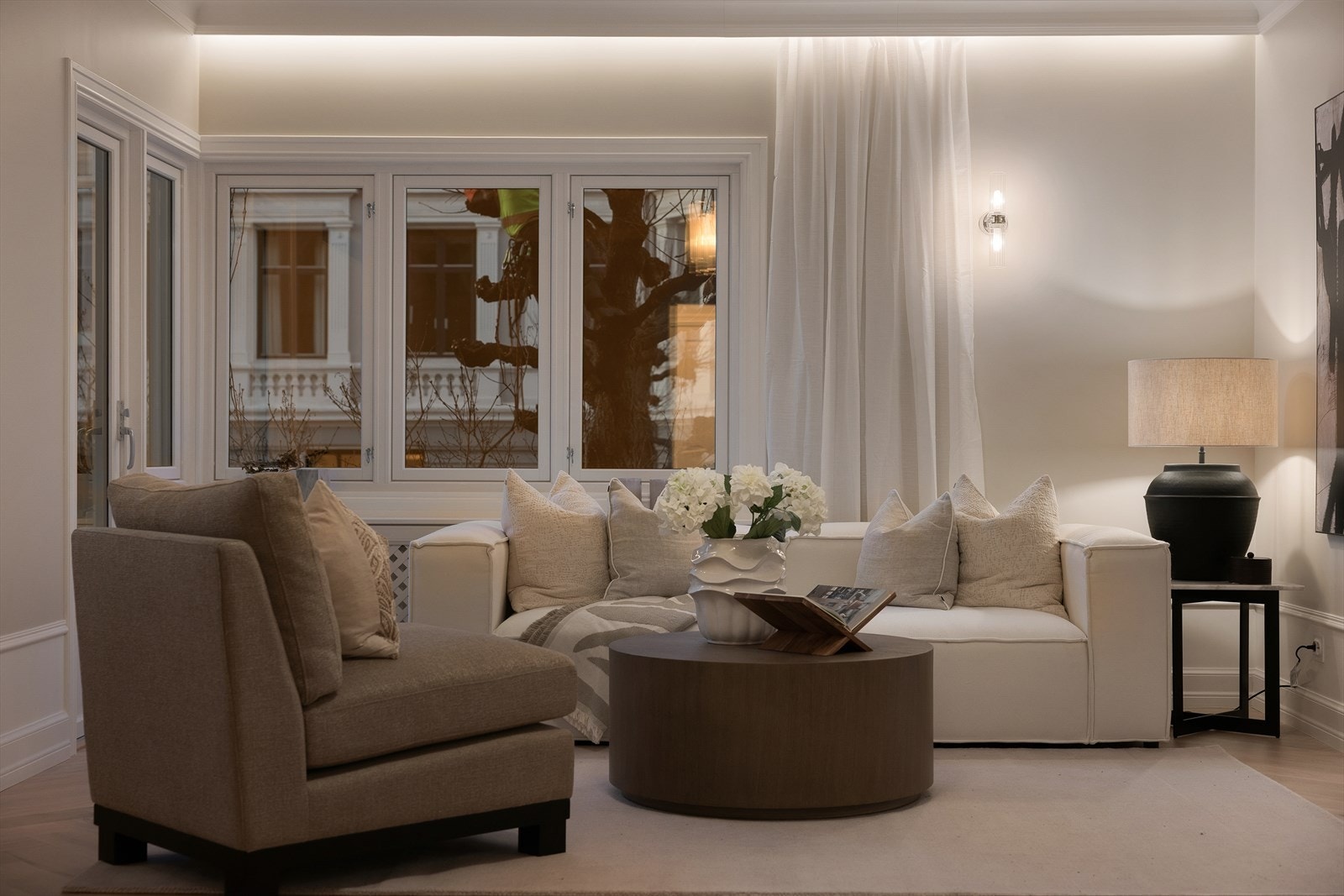 Leiligheten byr på blandt annet luftige oppholdsrom med god takhøyde på 2,64 m og store vindusflater fra 2025. Galleribilde