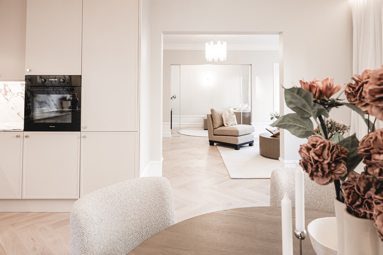 Gjennomtenkt og innbydende planløsning med sømløs flyt mellom kjøkken, stue og TV-stue. Galleribilde