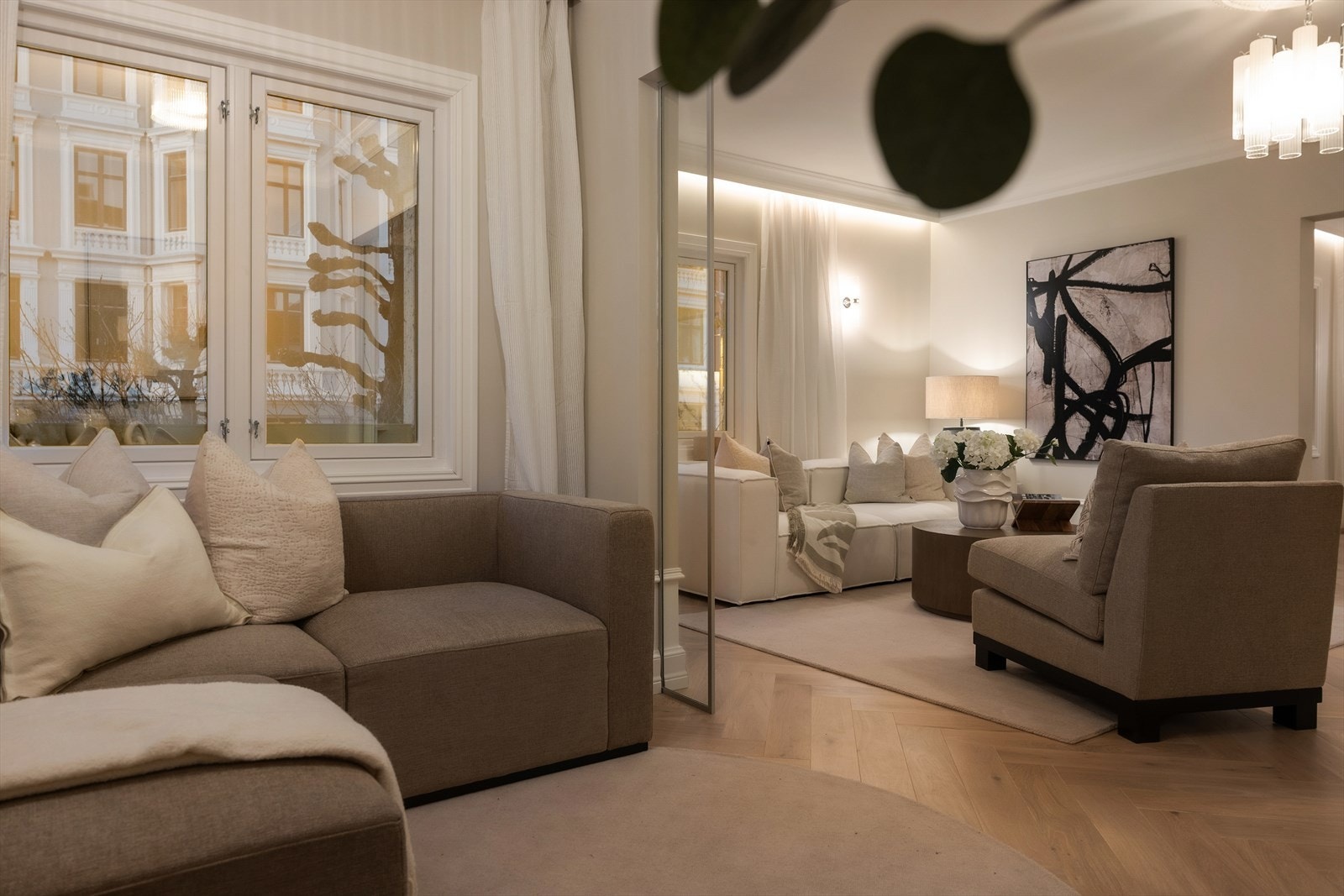 En egen, tilbaketrukket del av stuen som passer perfekt som mediarom eller lesesone. Store vinduer gir godt lys. TV-stuen kan enkelt gjøres om til et ekstra soverom ved behov. Galleribilde