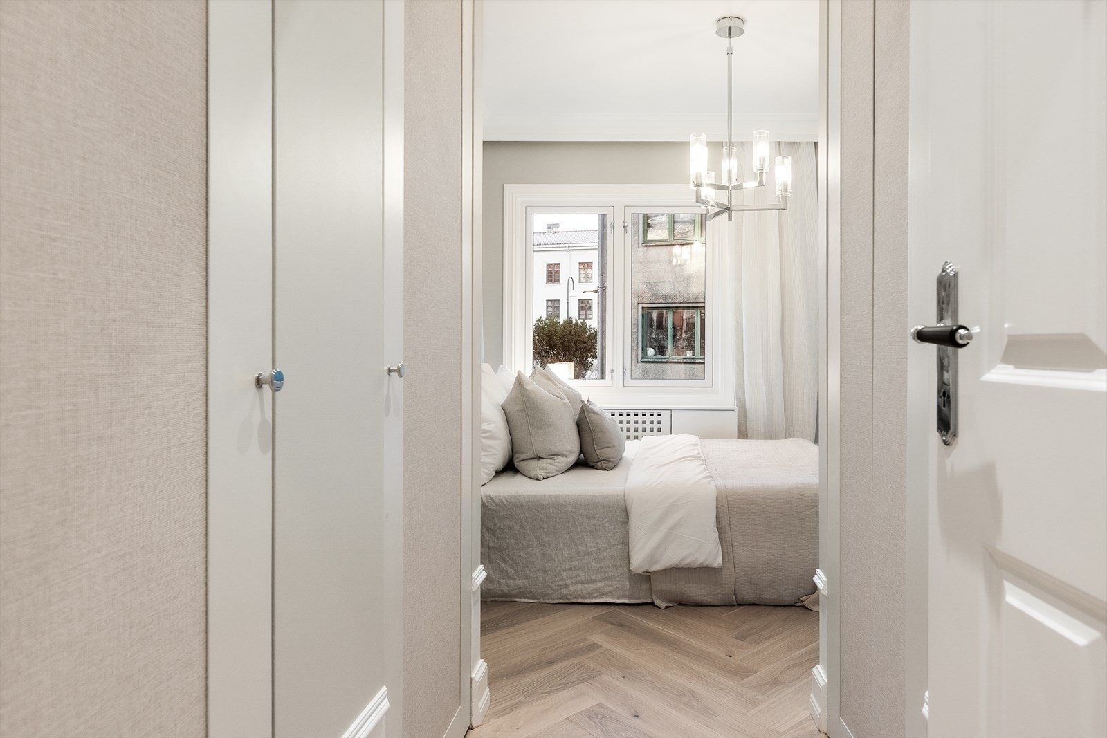 Soverom 2 vender også mot bakgård. Gulvvarme via varmefolie og ny radiator. Garderobeskap bygget av snekker. Galleribilde