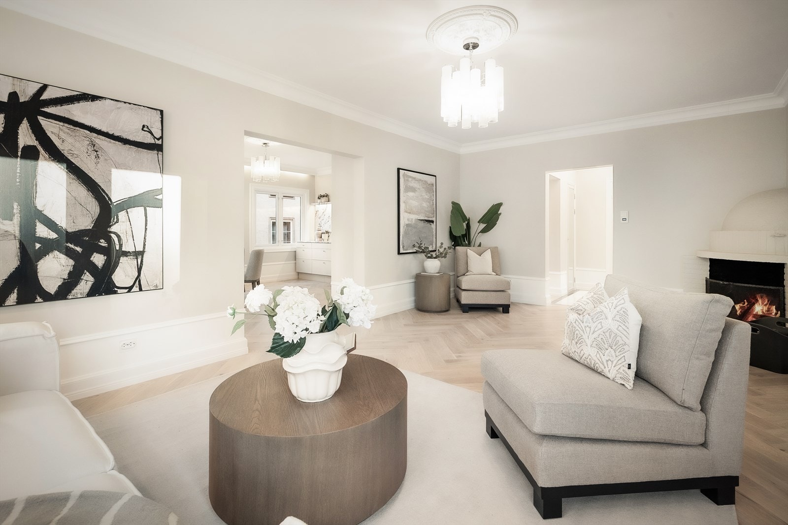 Brede eikelister og vakre rosetter skaper en gjennomført finish. Galleribilde