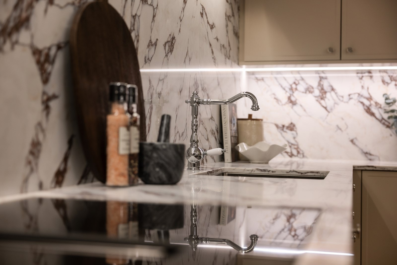 Kompositt benkeplate med underlimt vaskekum, waterguard og komfyrvakt. Galleribilde