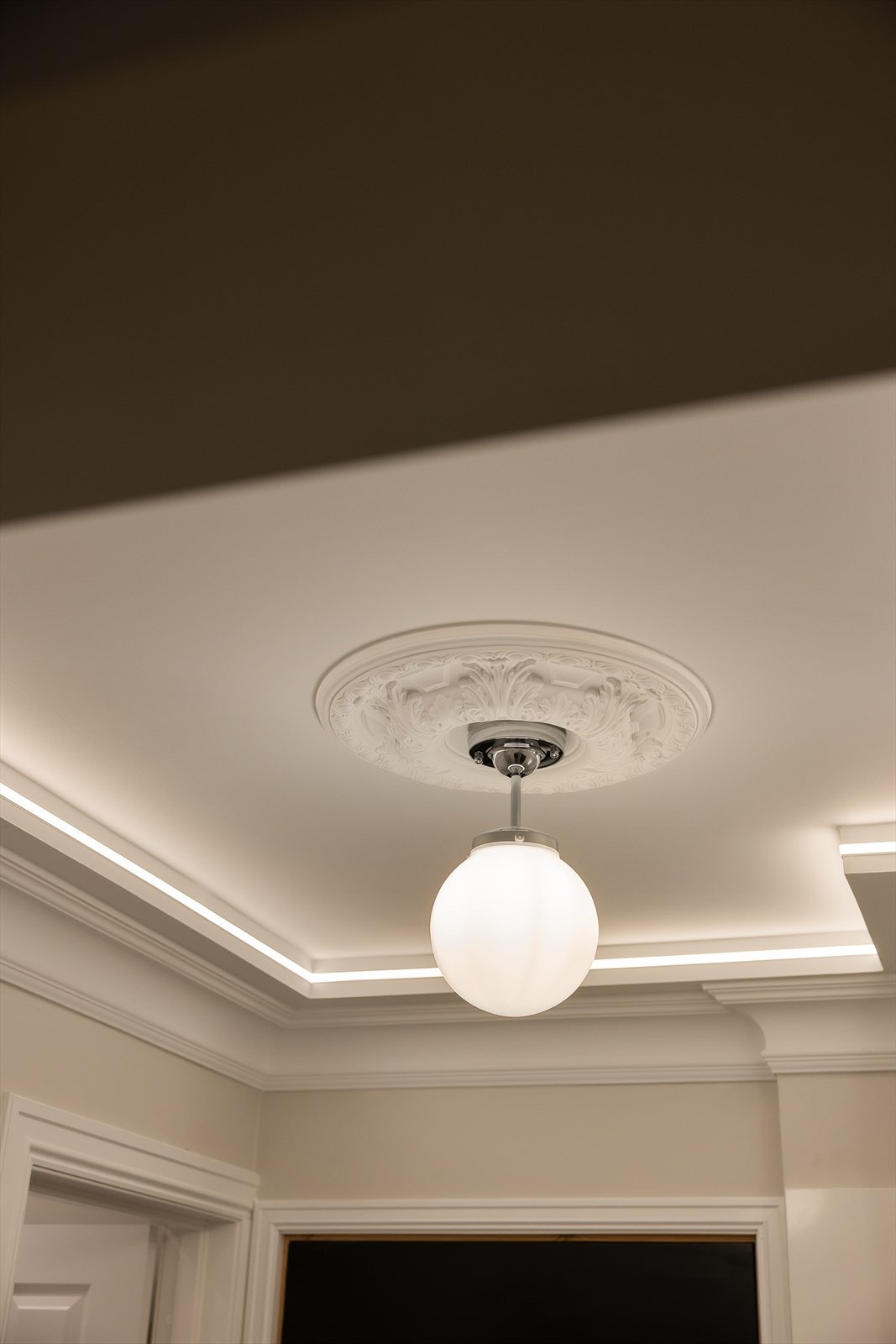 Oppgradert belysning med LED stripe i himlingen. Galleribilde