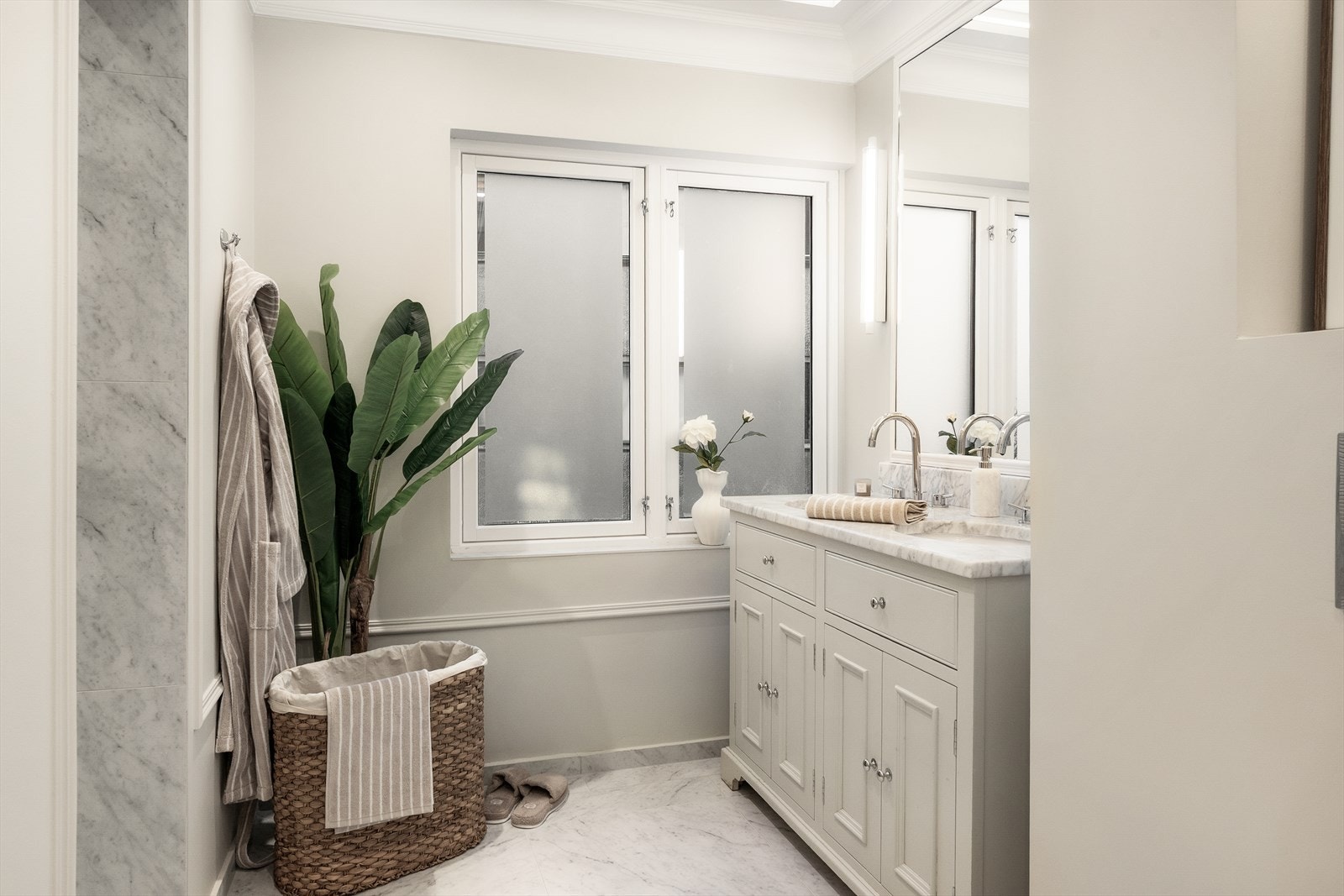 Vegghengt toalett, LED belysning og speilfelt som gir en elegant hotellfølelse. Naturlig ventilasjon. Galleribilde