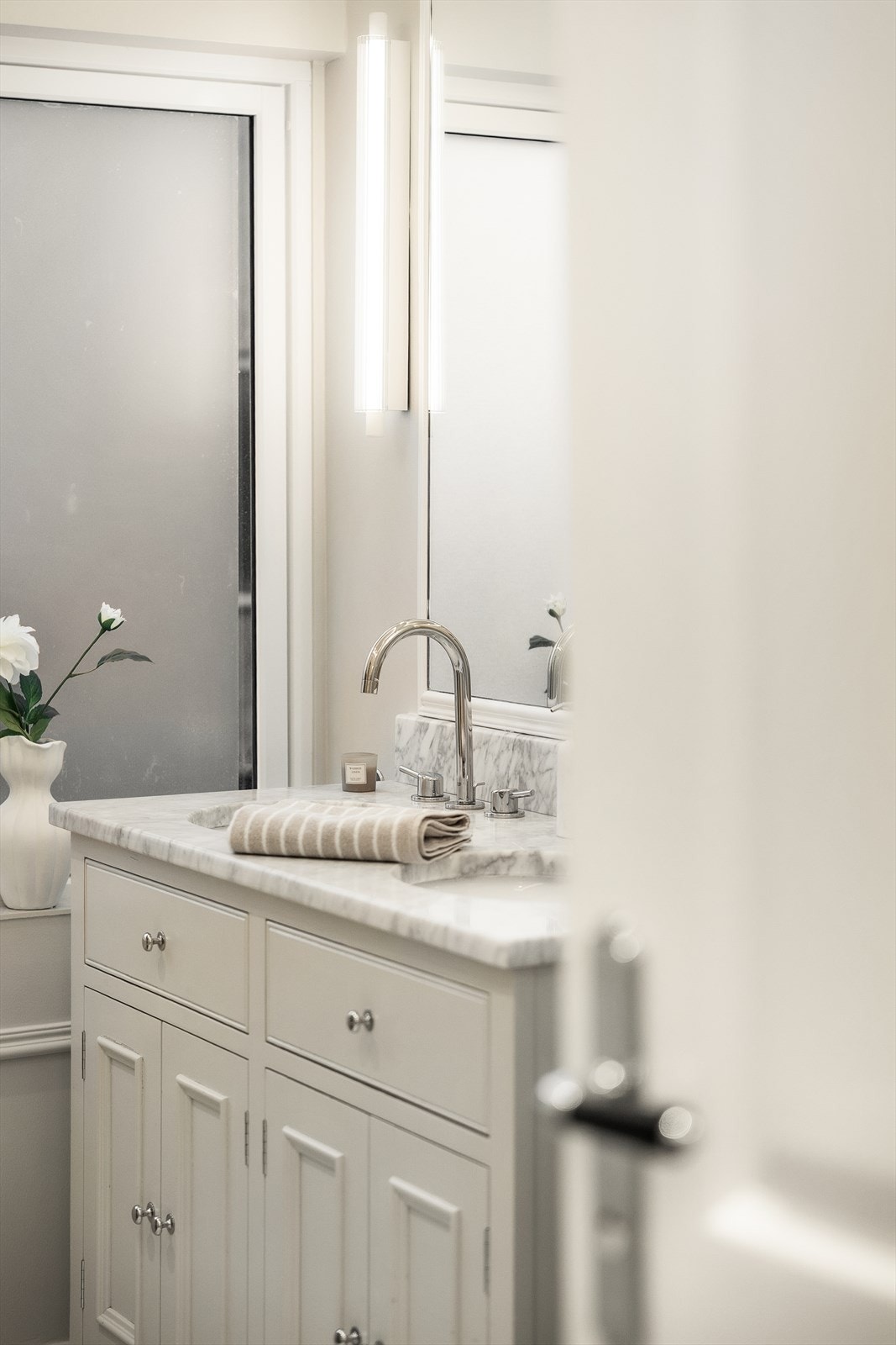 Eksklusivt bad renovert i 2025. Marmor benkeplate med doble underlimte servanter og baderomsmøbel med god lagringsplass. Galleribilde