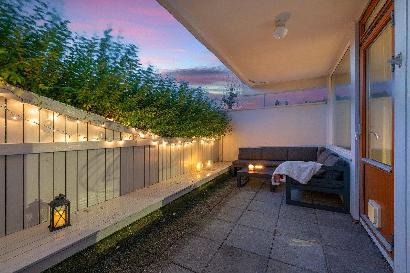 Terrasse på hele 15 kvm. Borettslaget er i gang med innglassering av balkongene. Da blir det en forlengelse av stuen og 15 kvm ekstra BRA. Galleribilde