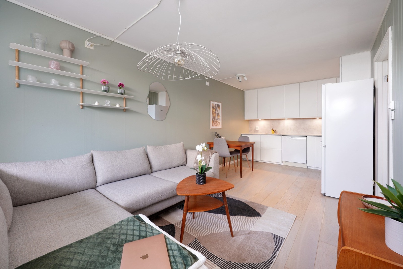 Lys og moderne stue med åpen kjøkkenløsning, god plass til både sofa og spisebord. Galleribilde