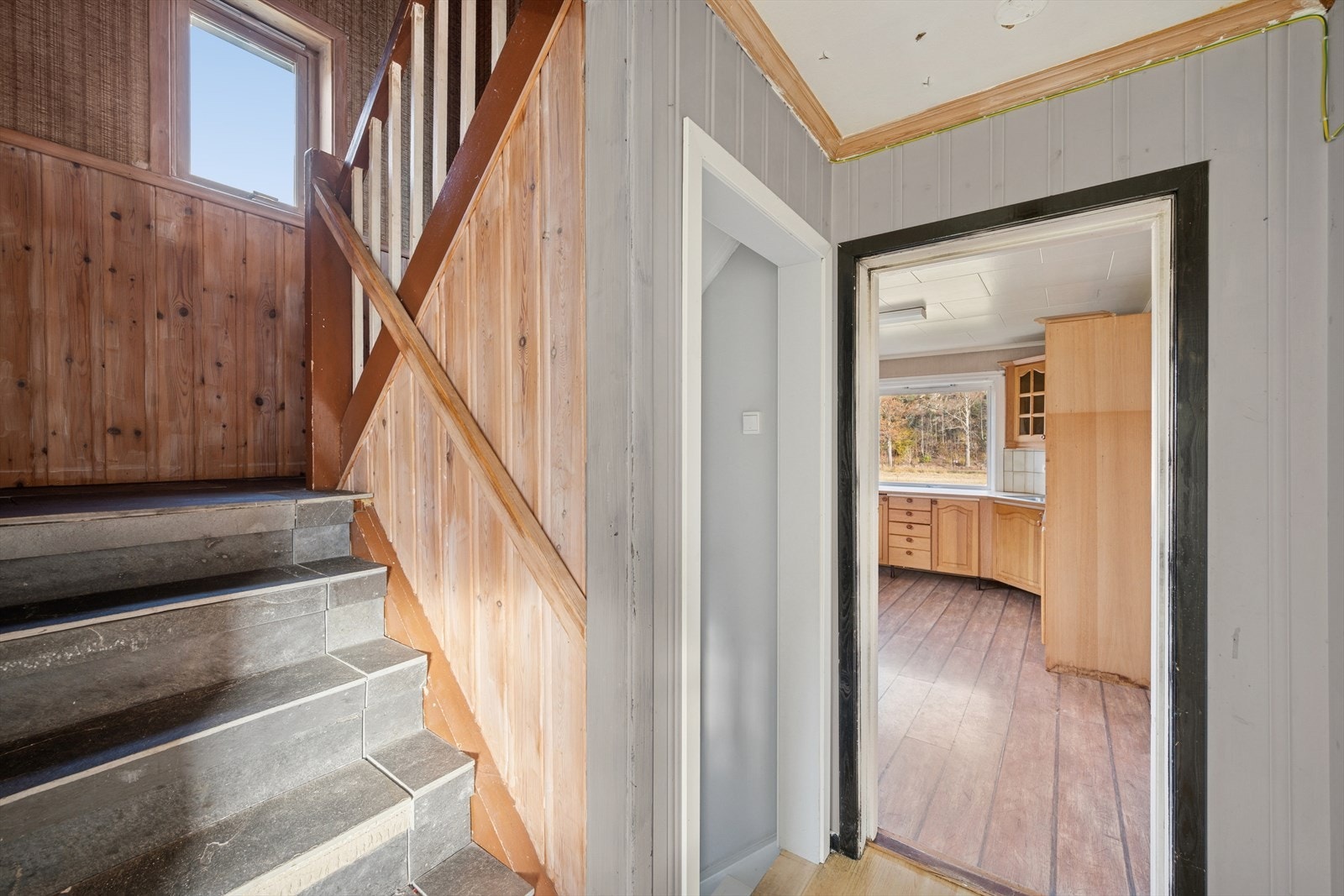 Trappoppgang og trapp ned til kjeller Galleribilde