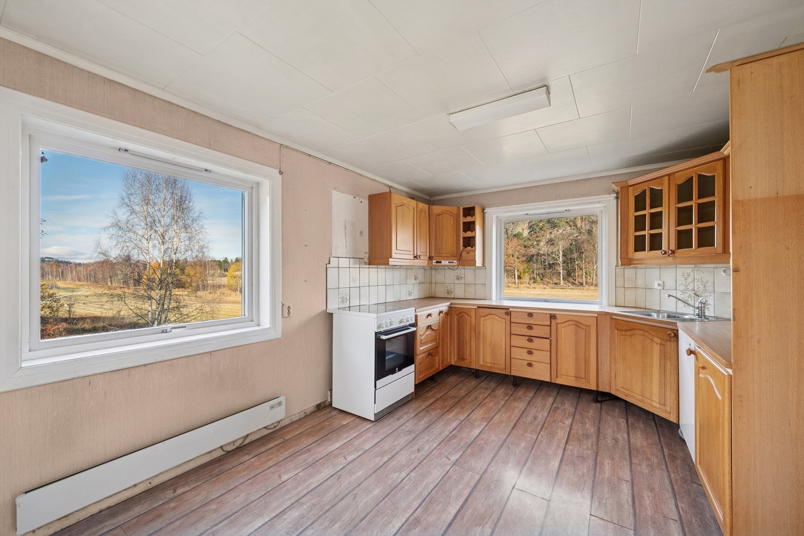 Romslig kjøkken med god plass for en spisestue Galleribilde