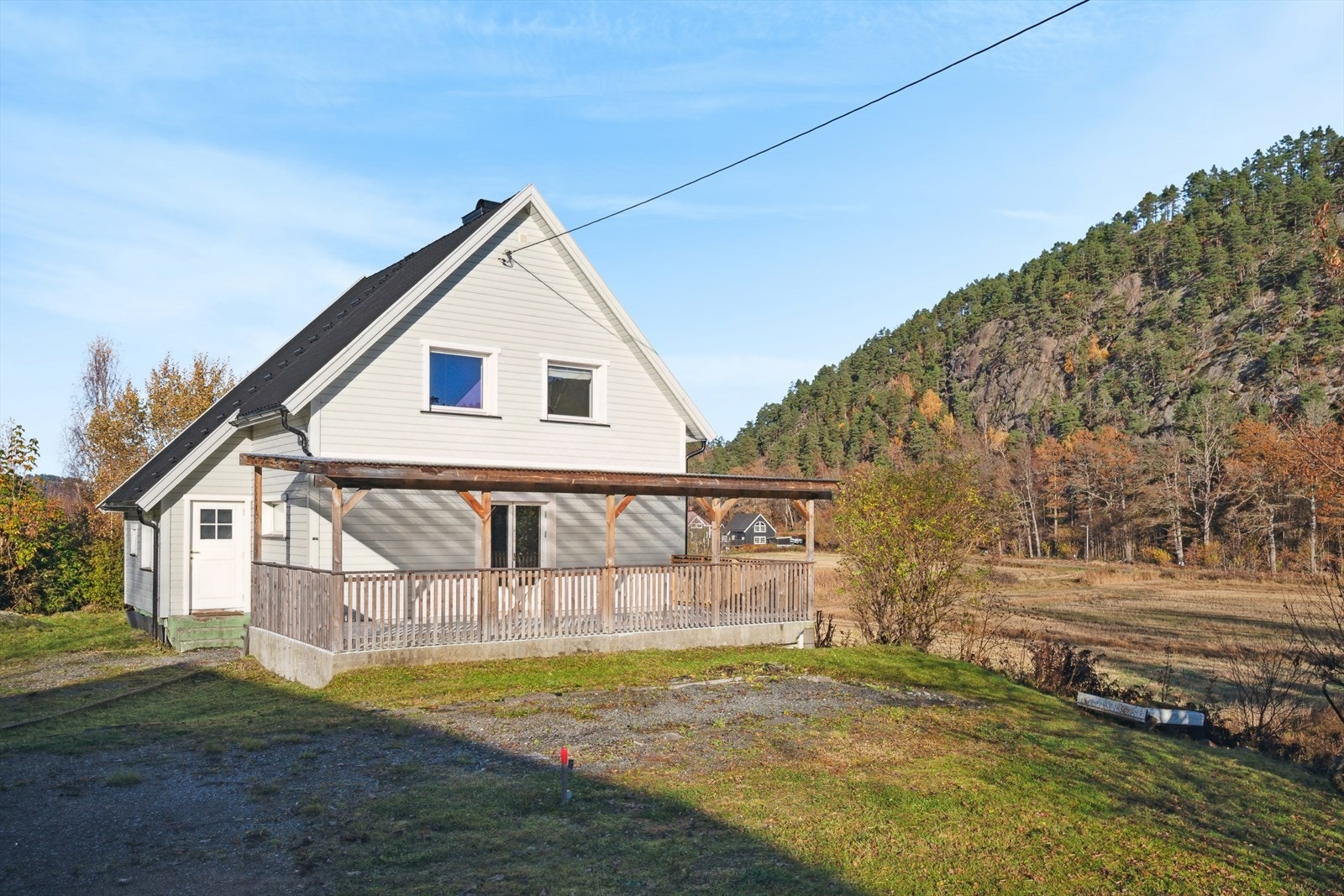 Boligen ligger skjermet til i et etablert boligområdet Galleribilde