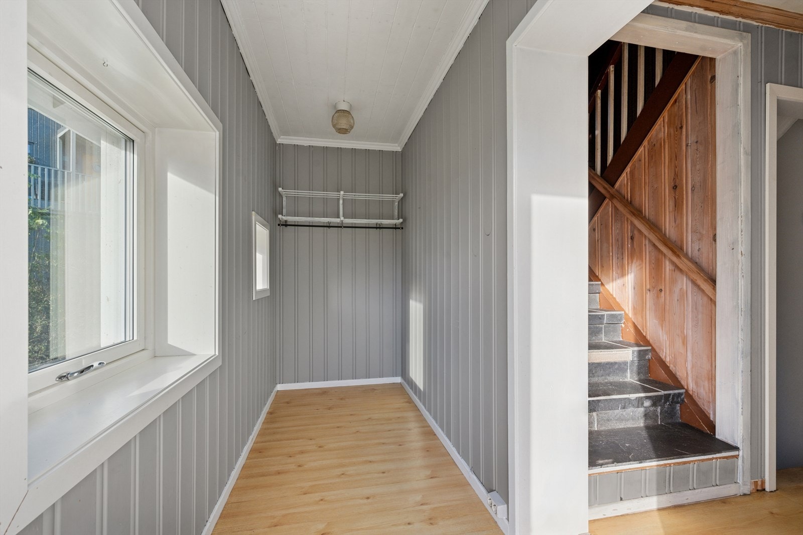 Romslig entre med god plass for å henge fra seg yttertøy og sko Galleribilde