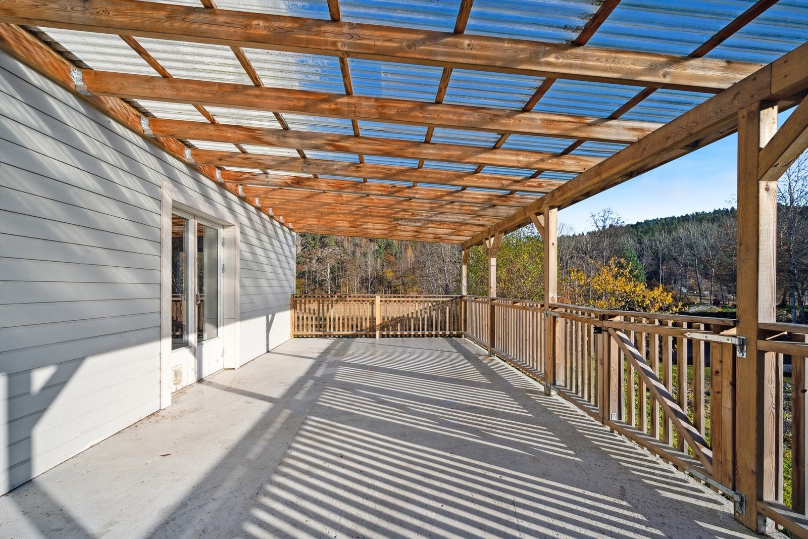 Romslig og solrik terrasse Galleribilde