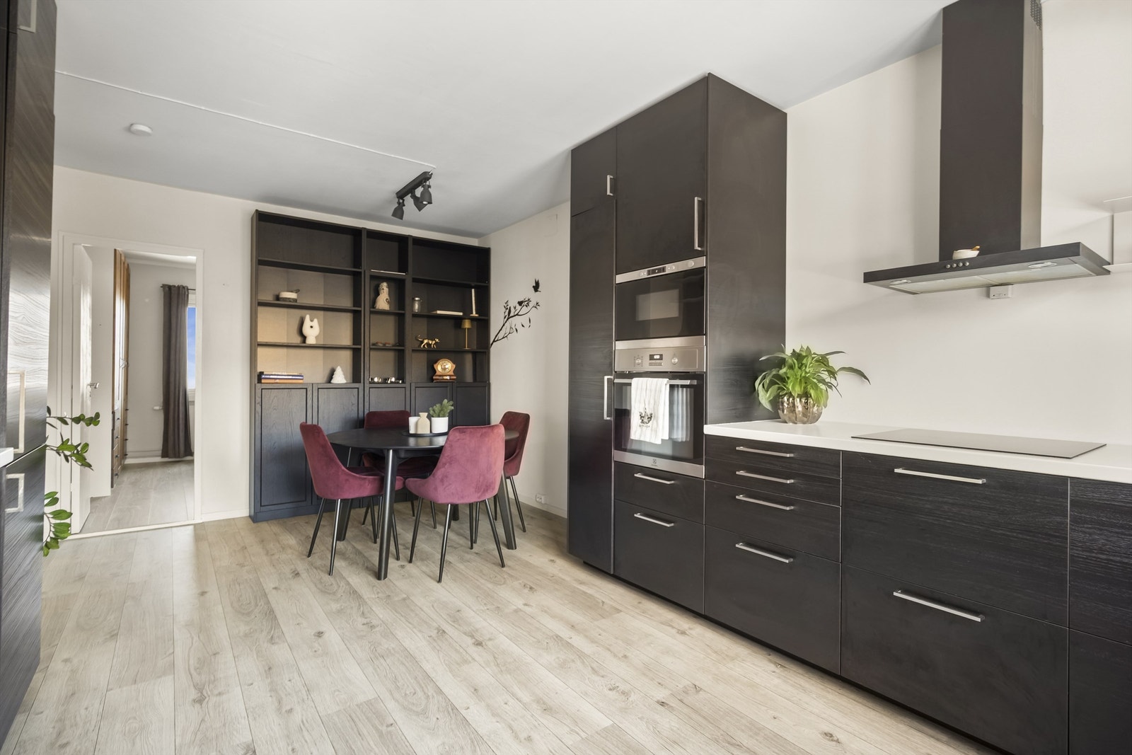 Boligen har en praktisk planløsning og består av entré, 2 soverom, stue, kjøkken og bad. Galleribilde