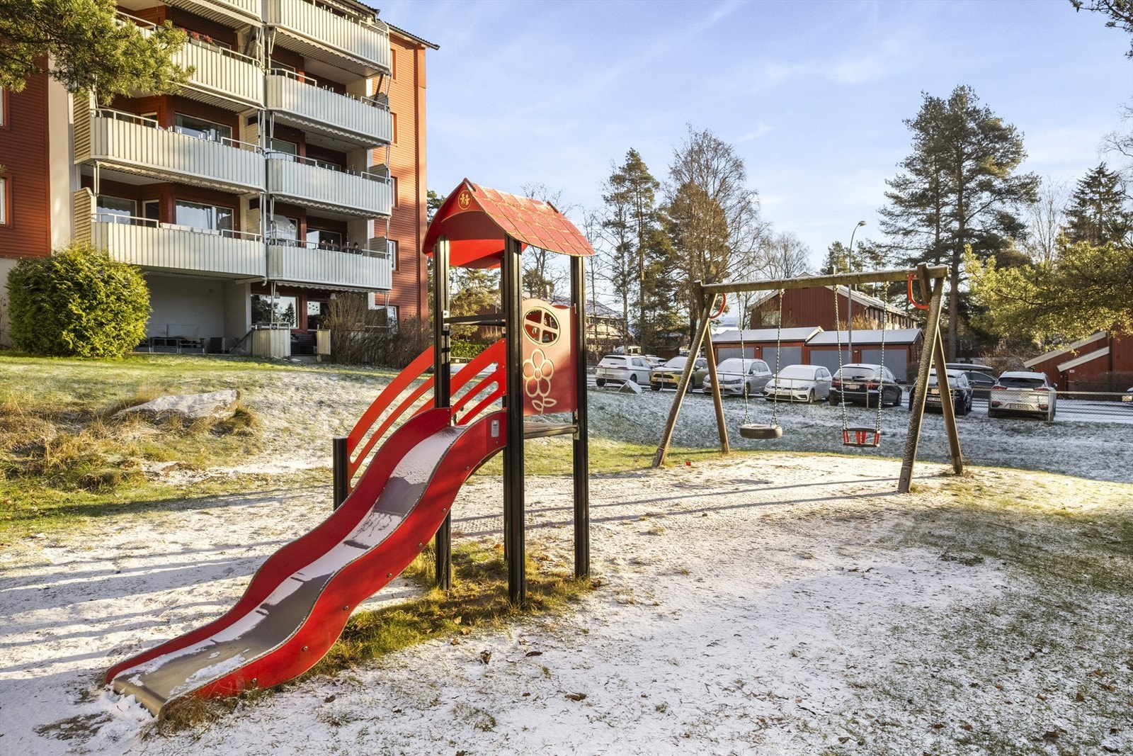 Borettslaget har fine uteområder for både barn og voksne. Galleribilde
