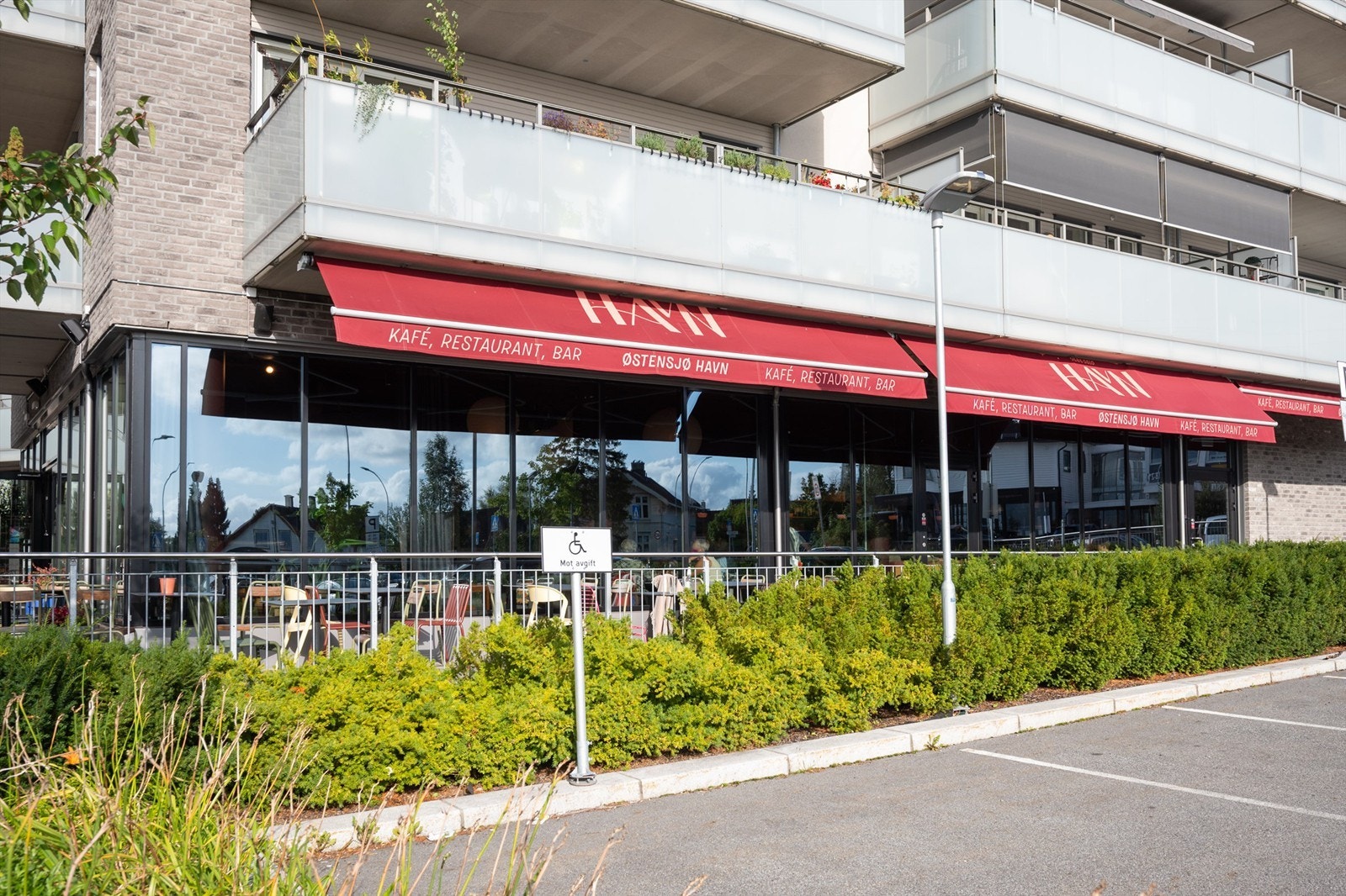 Østensjø Havn, den lokale og populære lokalrestauranten ligger også på senteret. Galleribilde