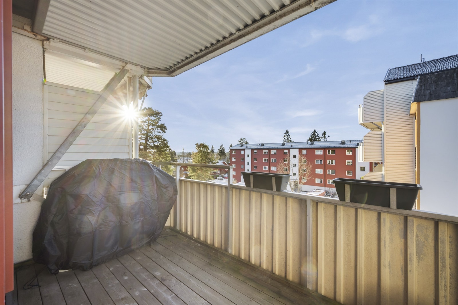 Romslig og solrik balkong på ca. 10 kvm. Galleribilde