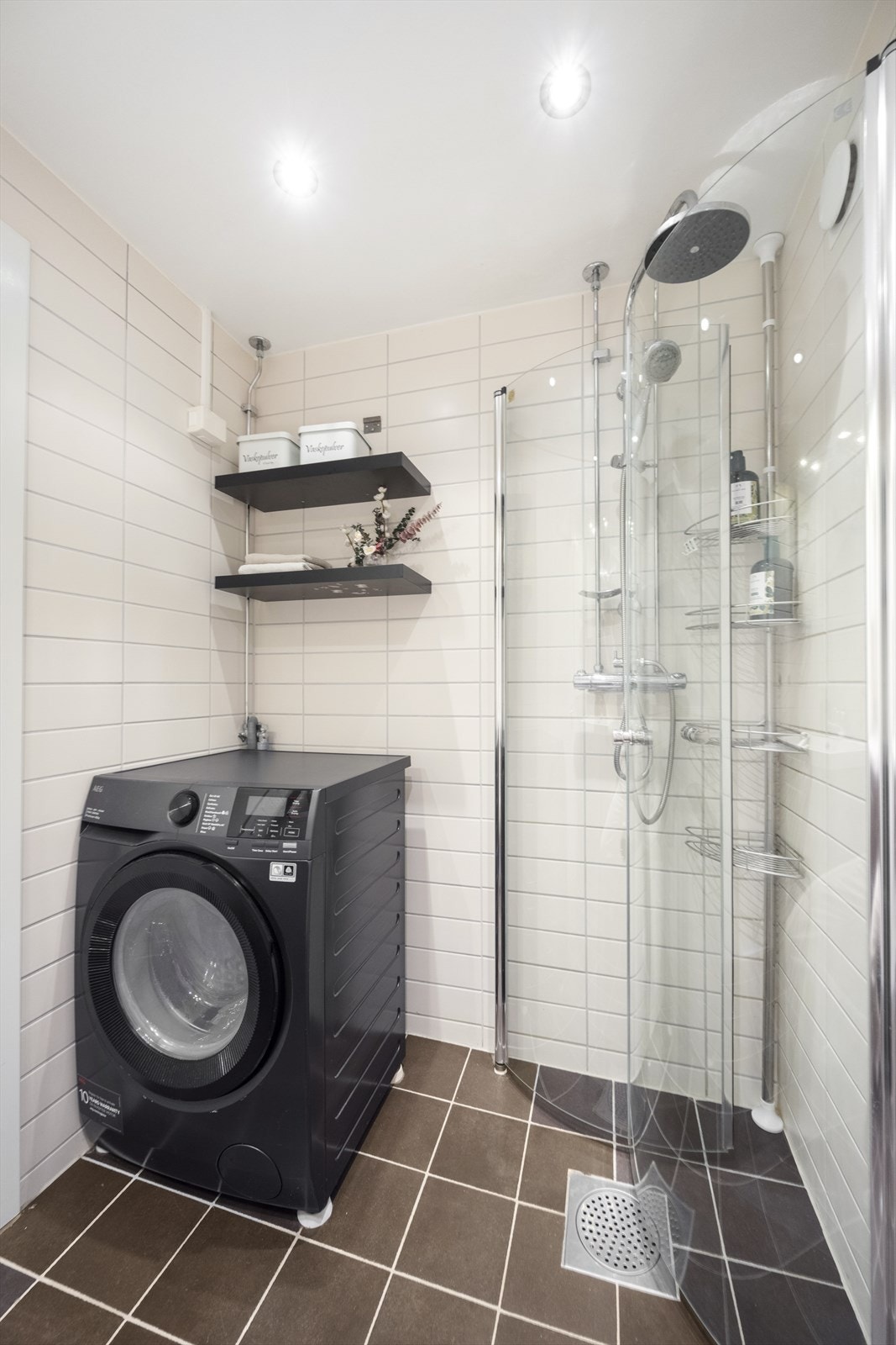 Det er elektrisk gulvvarme, downlights, regndusj og opplegg for vaskemaskin. Galleribilde