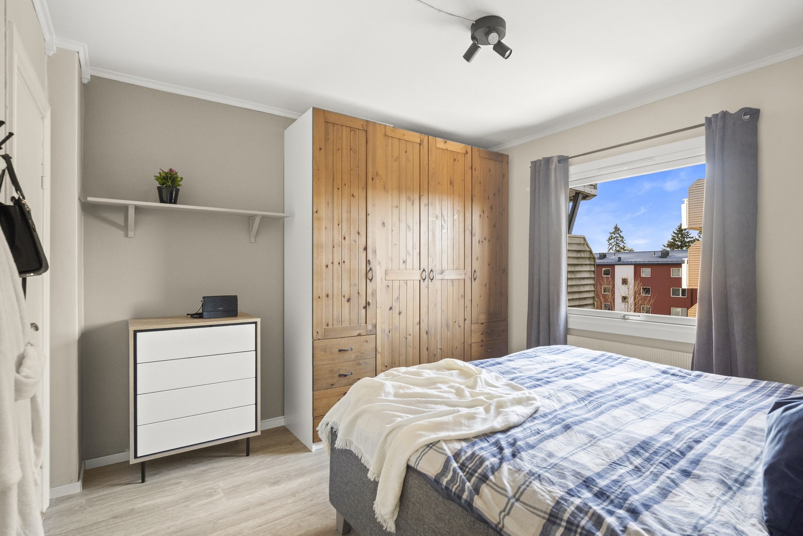 Her er det plass til dobbeltseng og diverse oppbevaringsløsninger. Galleribilde