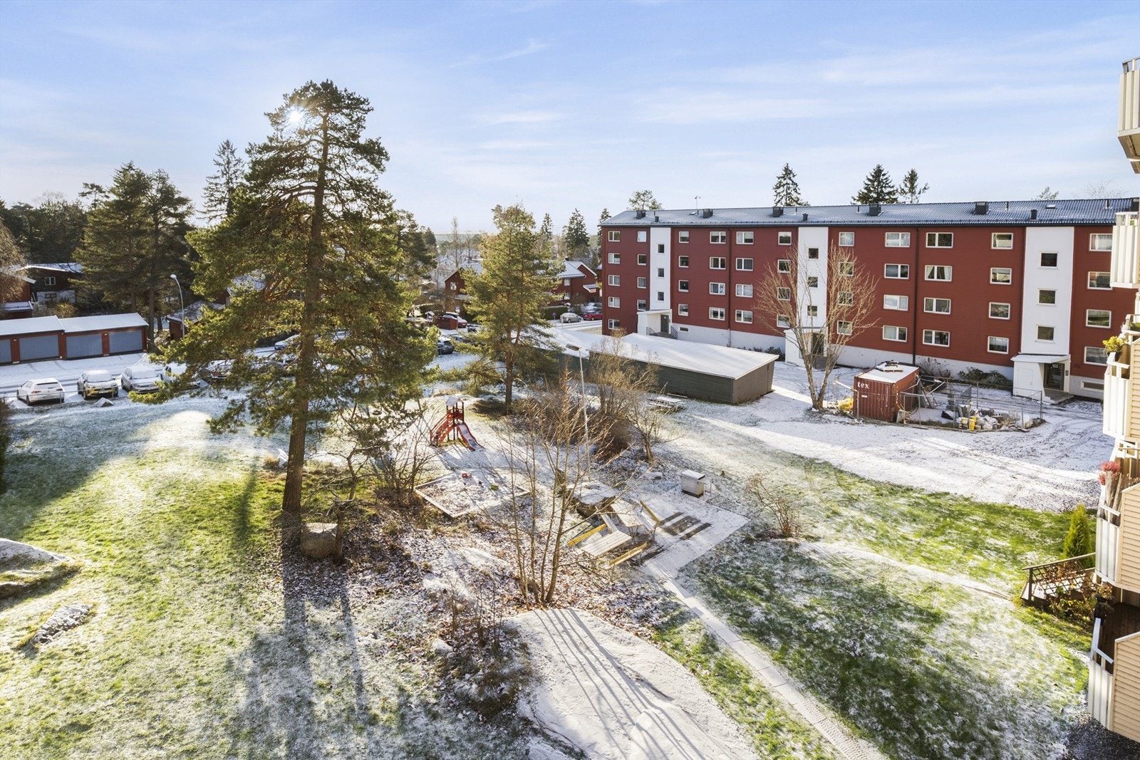 Luftig utsyn utover borettslagets grøntarealer. Galleribilde