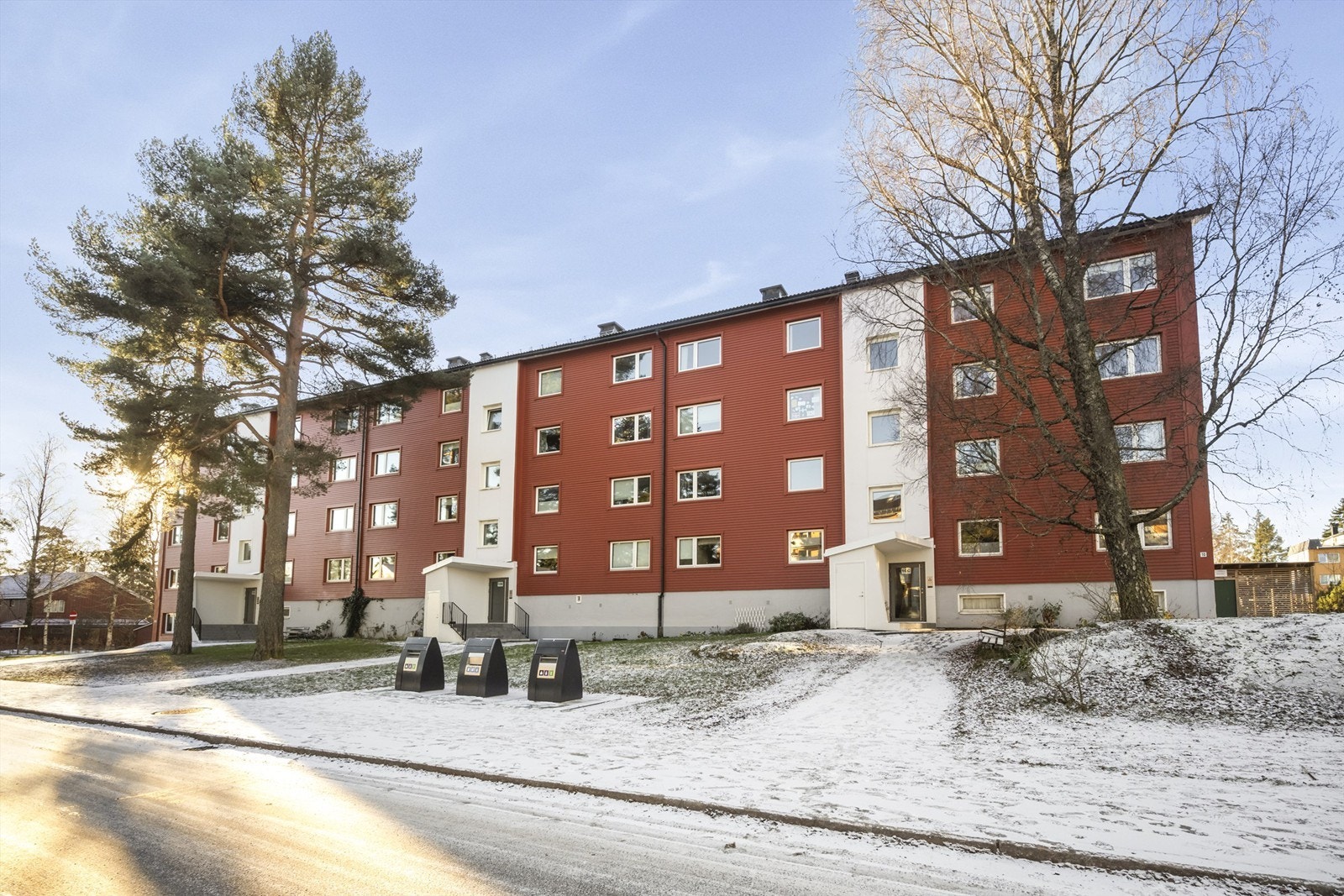 Inngangsparti. Borettslaget har nettopp fullført rehabilitering av inngangspartier inkl. dører og porttelefoner. Sykkelbod til siden for blokken. Galleribilde