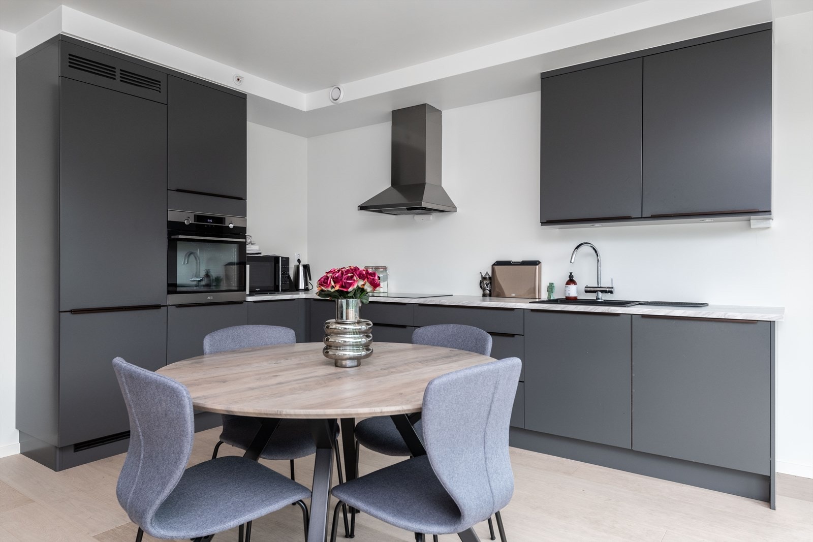 Kjøkken fra byggeår. Kjøkkenet har slette fronter og laminat benkeplate. Integrert komfyr, induksjonstopp, kjøl/fryseskap og oppvaskmaskin. Galleribilde