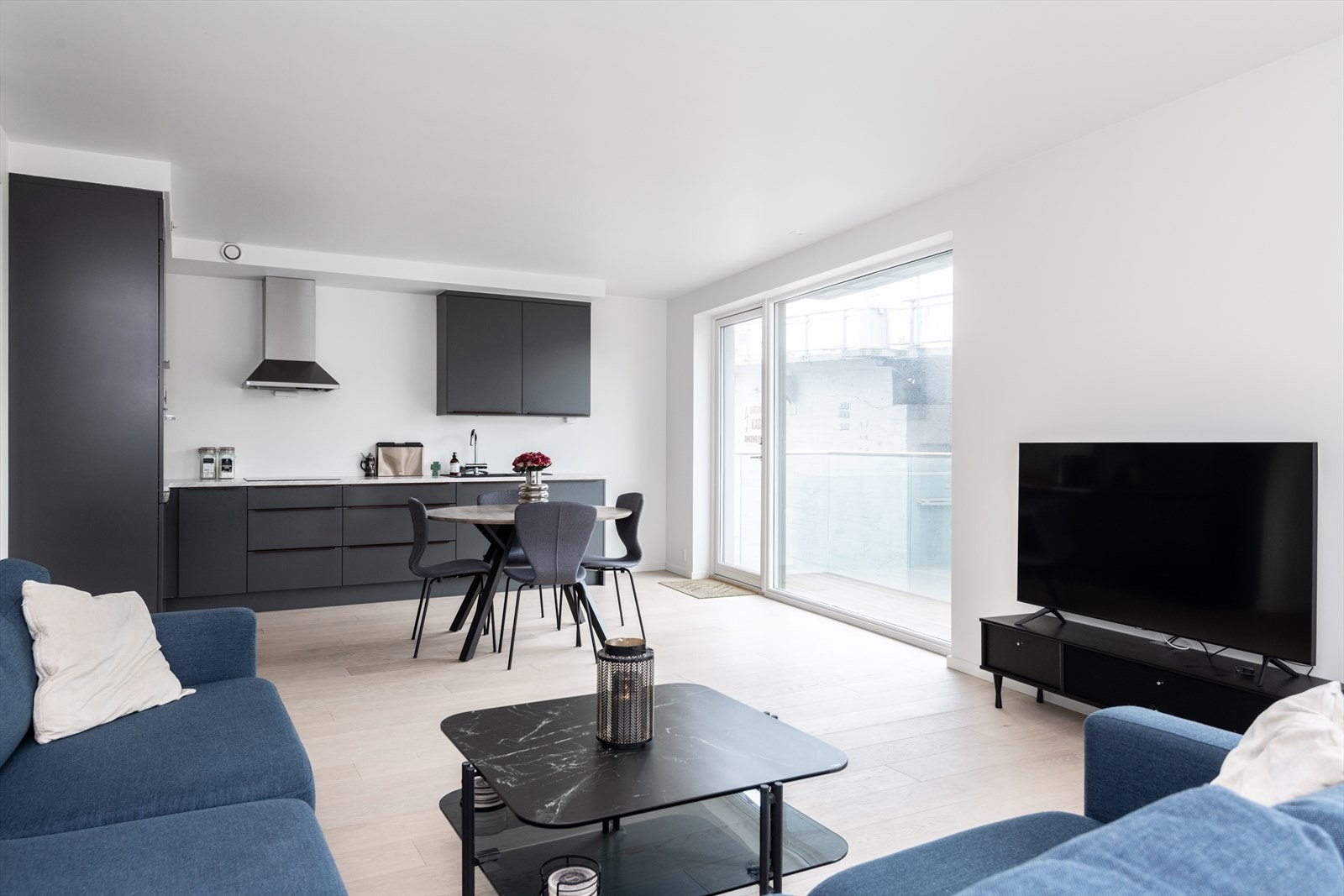 Leiligheten har en fin og åpen stue- og kjøkken løsning. Galleribilde