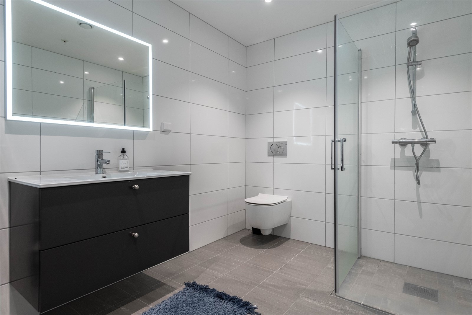 Bad/vaskerom fra byggeår med flislagt gulv og vannbåren gulvvarme. Galleribilde