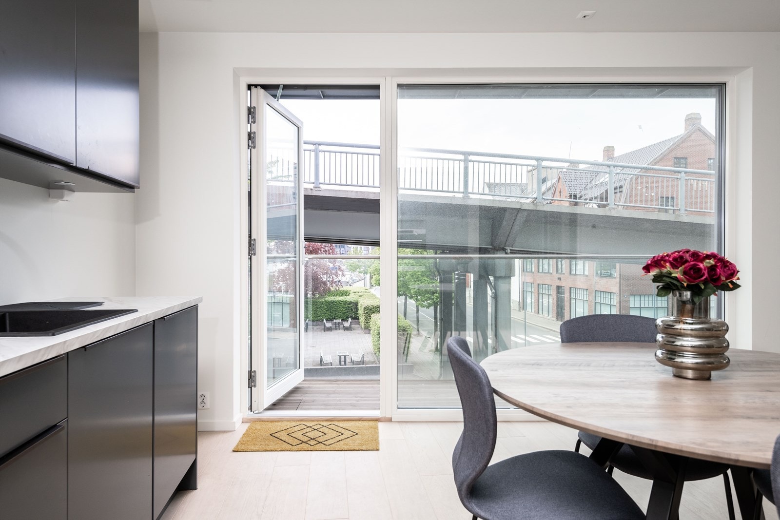 Fra stue/kjøkken er det adkomst til balkong på ca. 5 kvm. Galleribilde