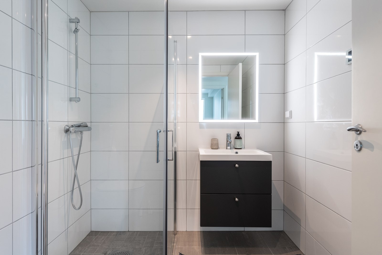 Bad fra byggeår med flislagt gulv og vannbåren gulvvarme. Galleribilde