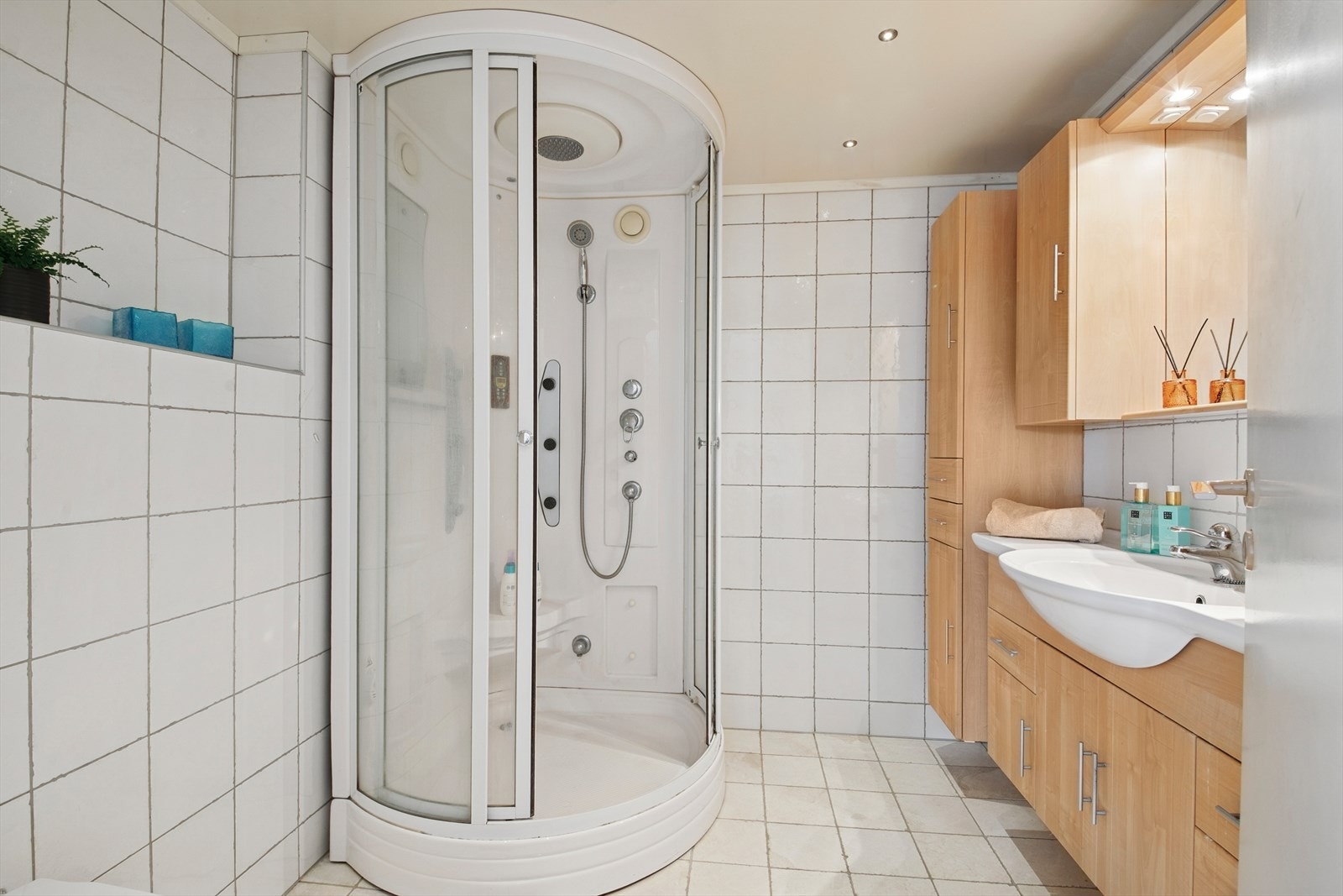 Boligen har et flislagt baderom i 2. etasje med downlights i himling. Galleribilde