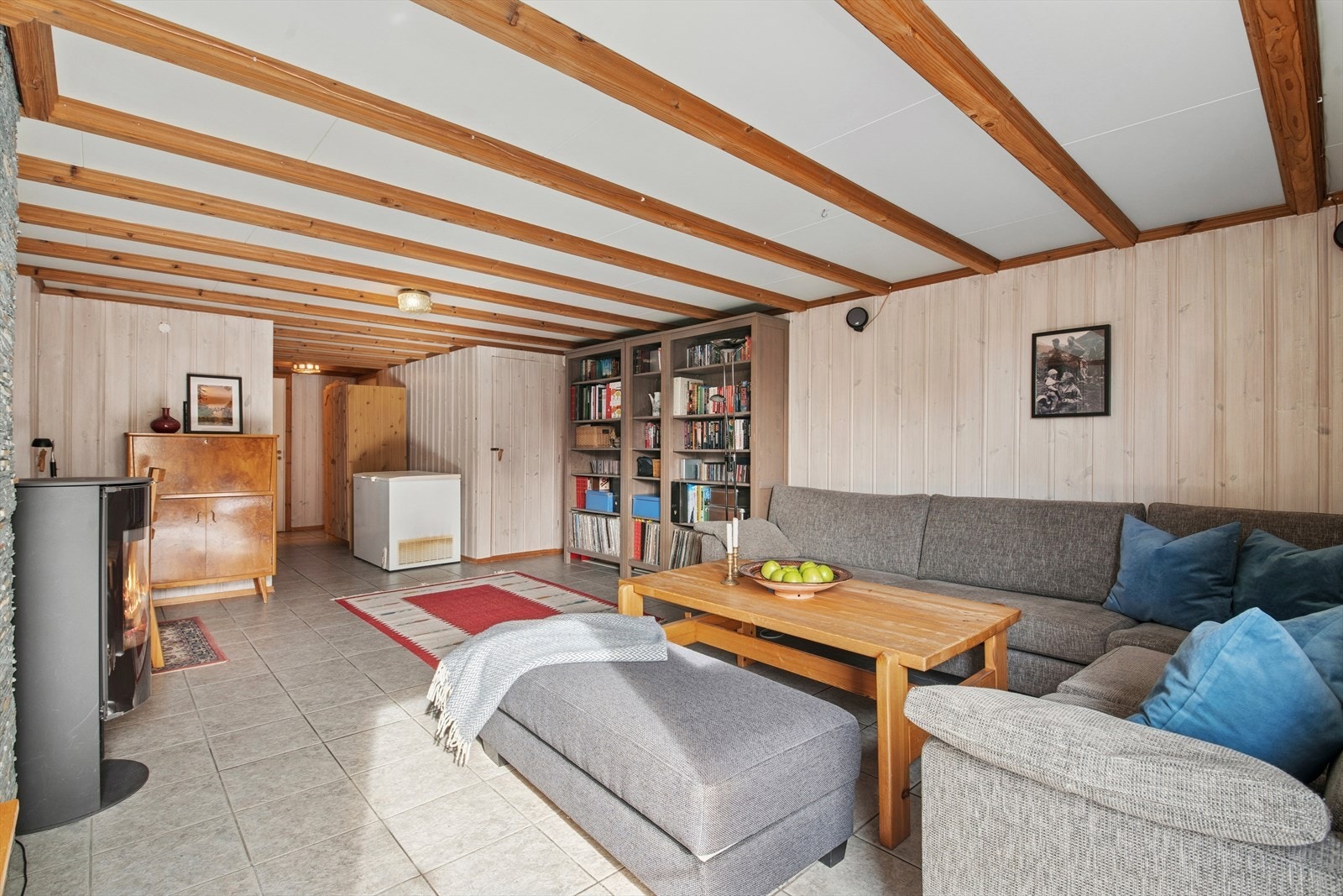 Koselig kjellerstue med peisovn. Galleribilde