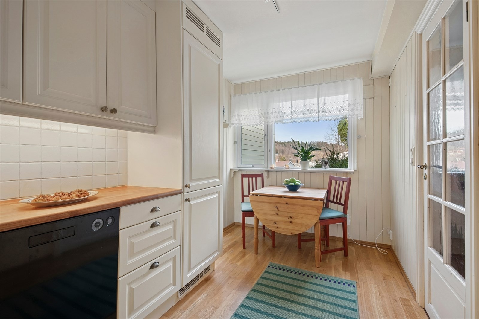 Integrerte hvitevarer som stekeovn, keramisk platetopp og kjøl/fryseskap medfølger ved salget. Galleribilde