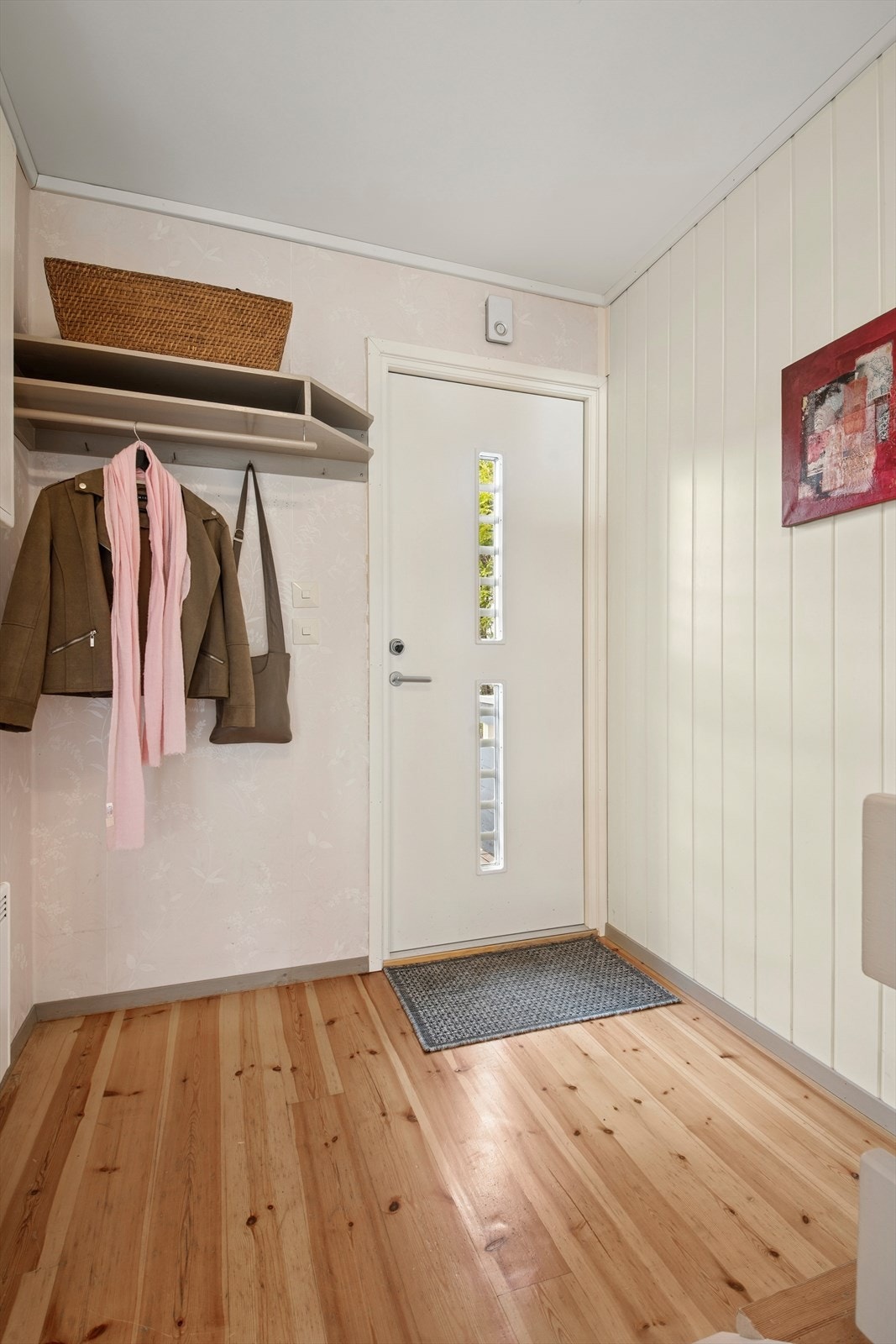 Romslig entré med plass til å henge fra seg yttertøy. Galleribilde